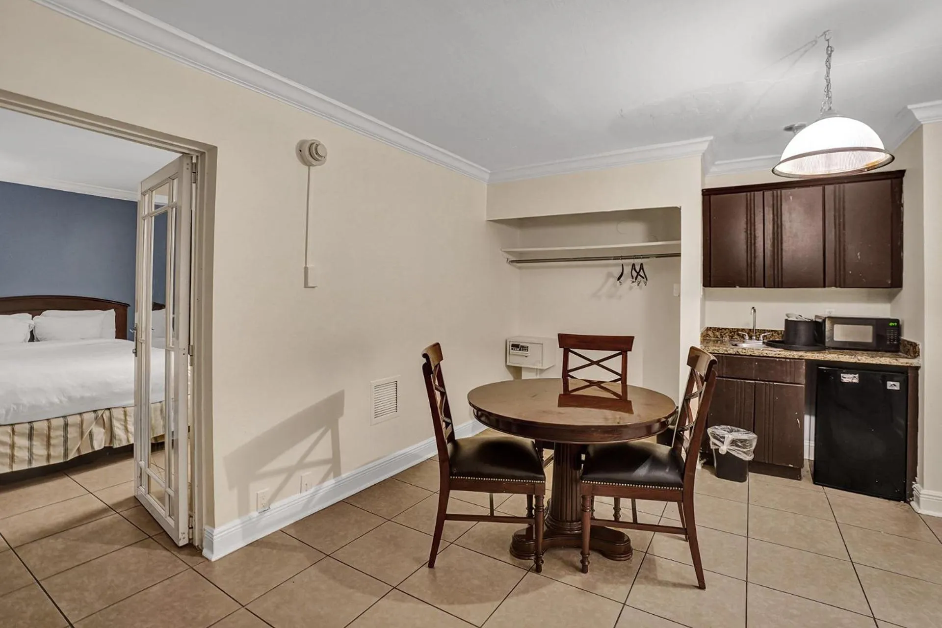 Dining area, Bed in Fort Lauderdale Grand Hotel
