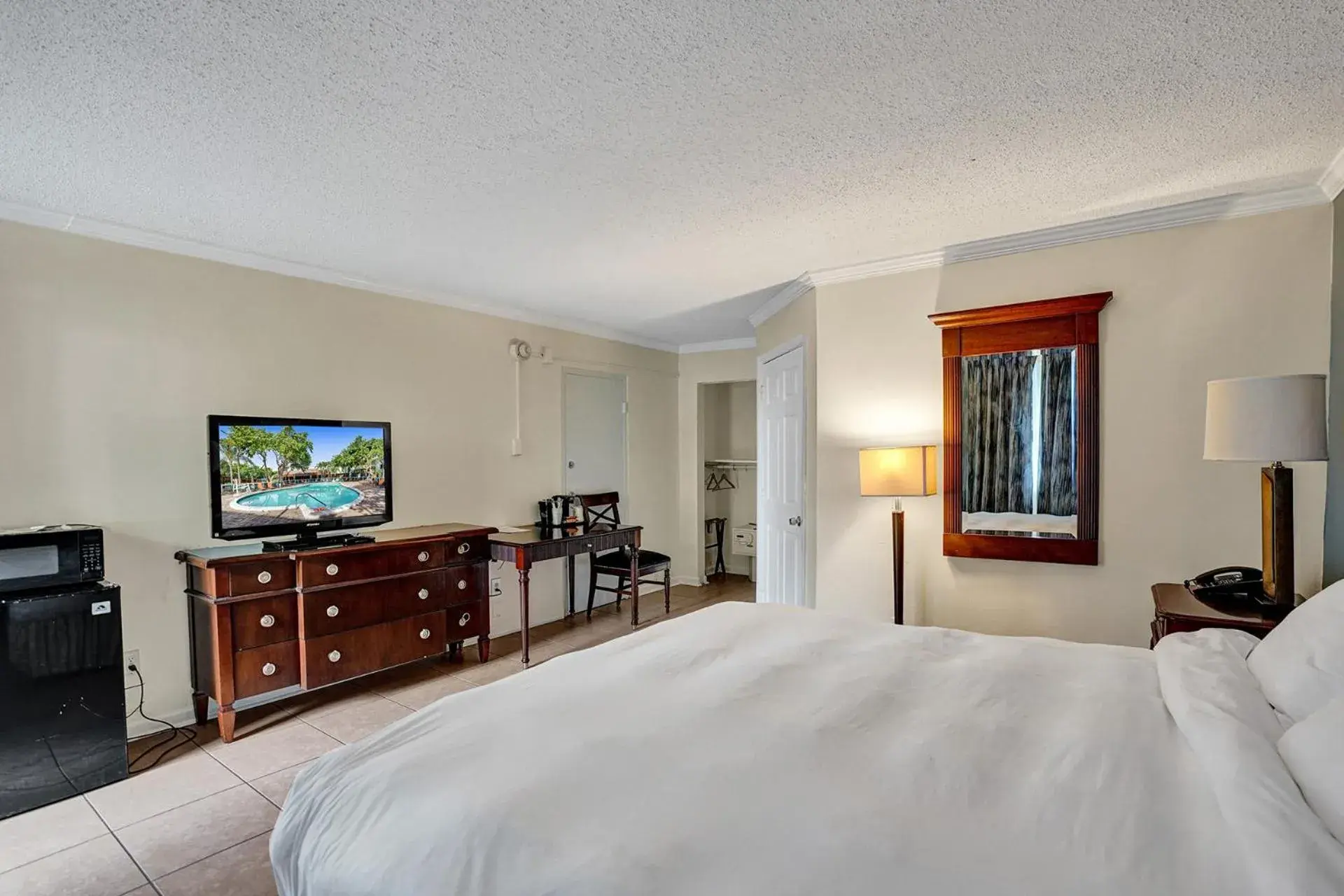 King Suite Accessible in Fort Lauderdale Grand Hotel King Suite Accessible in Fort Lauderdale Grand Hotel