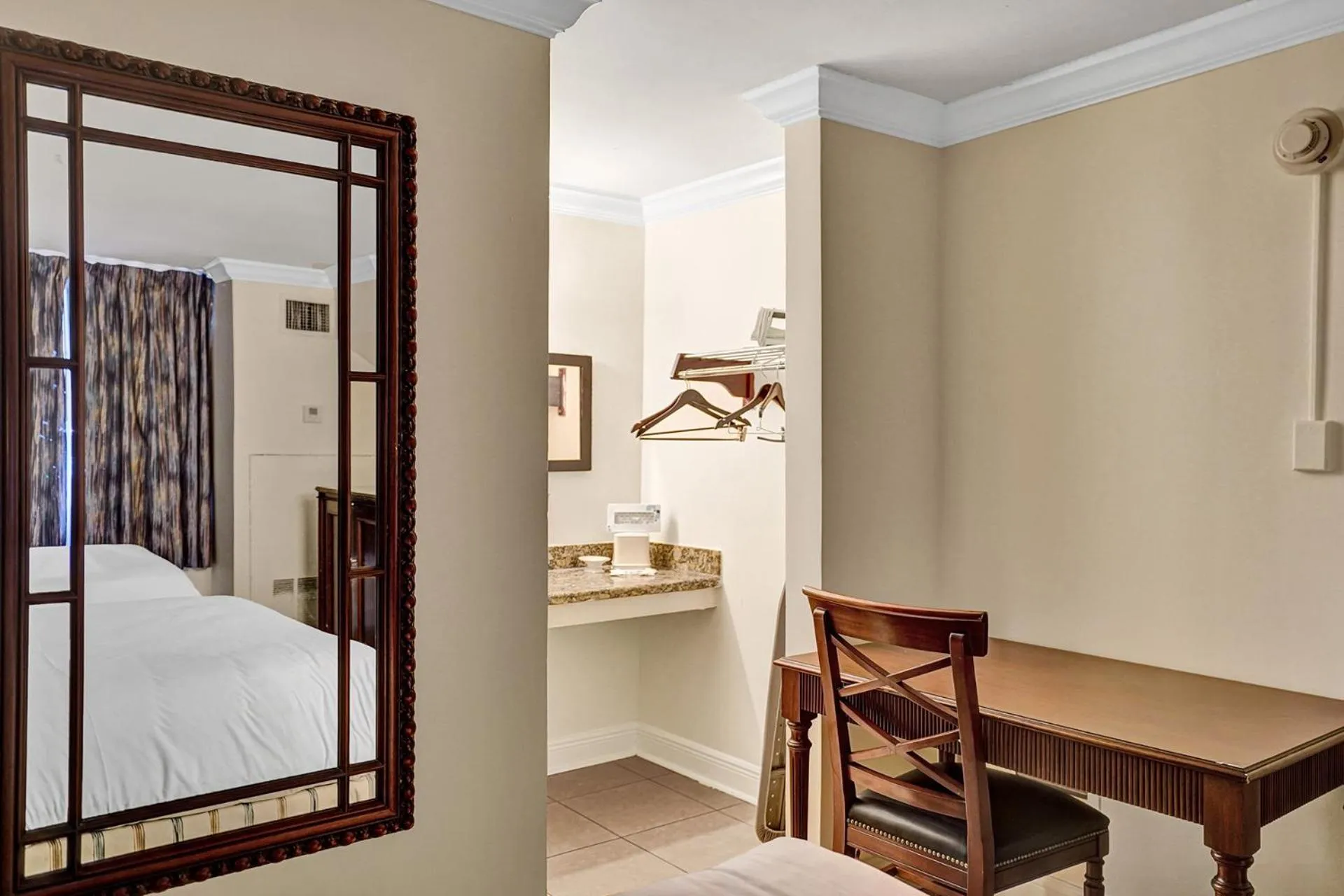 Bedroom, Bed in Fort Lauderdale Grand Hotel