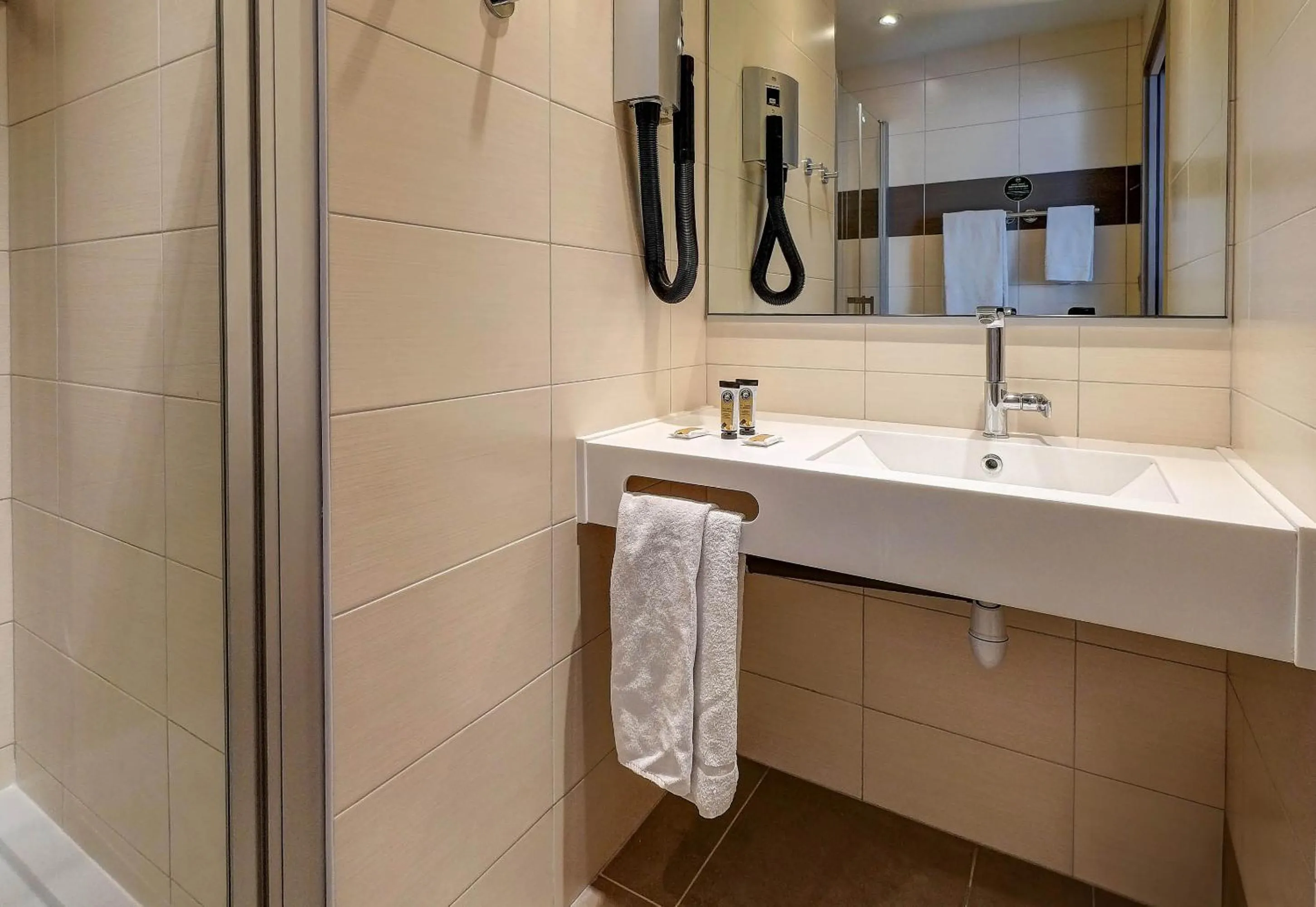 Bathroom in The Originals Boutique, Hôtel Restaurant Arianis, Sochaux-Montbéliard