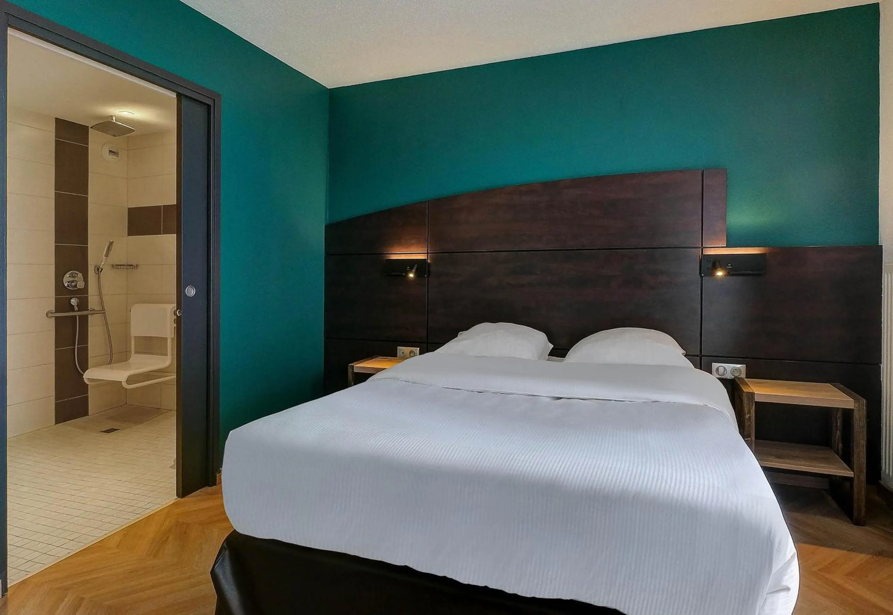 Photo of the whole room, Bed in The Originals Boutique, Hôtel Restaurant Arianis, Sochaux-Montbéliard