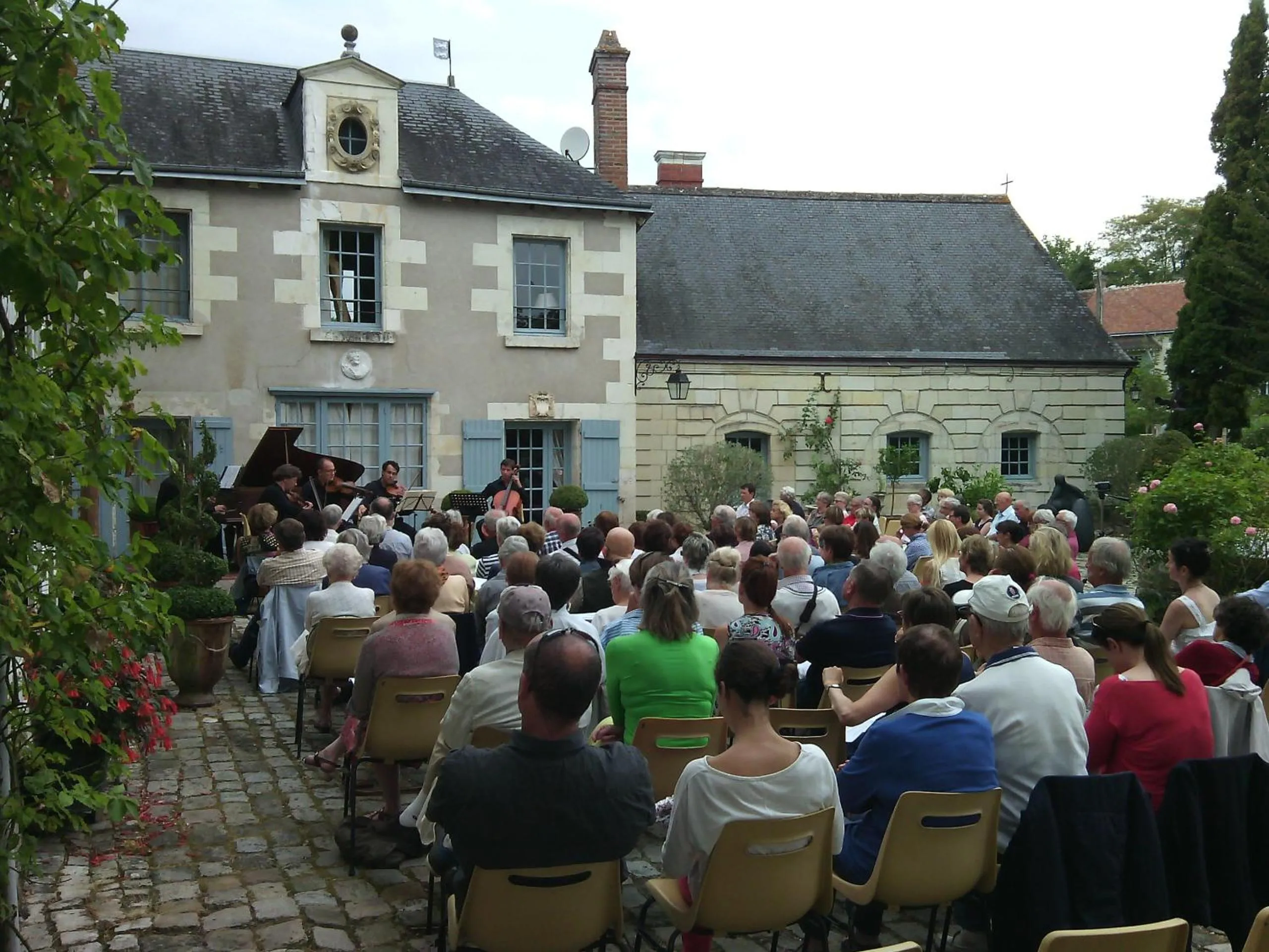 Entertainment in Les Douves