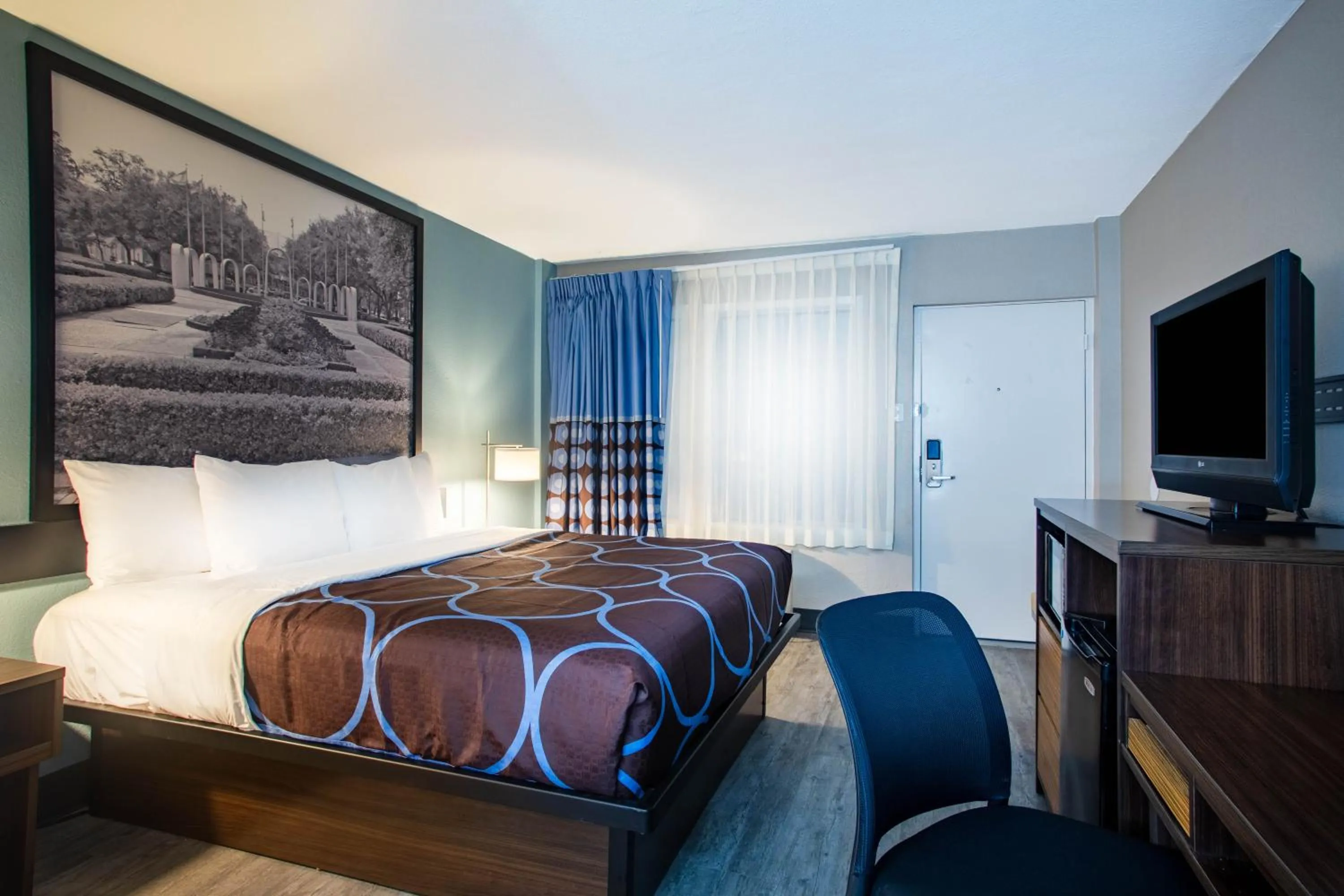 View (from property/room), Bed in Super 8 by Wyndham Mobile I-65