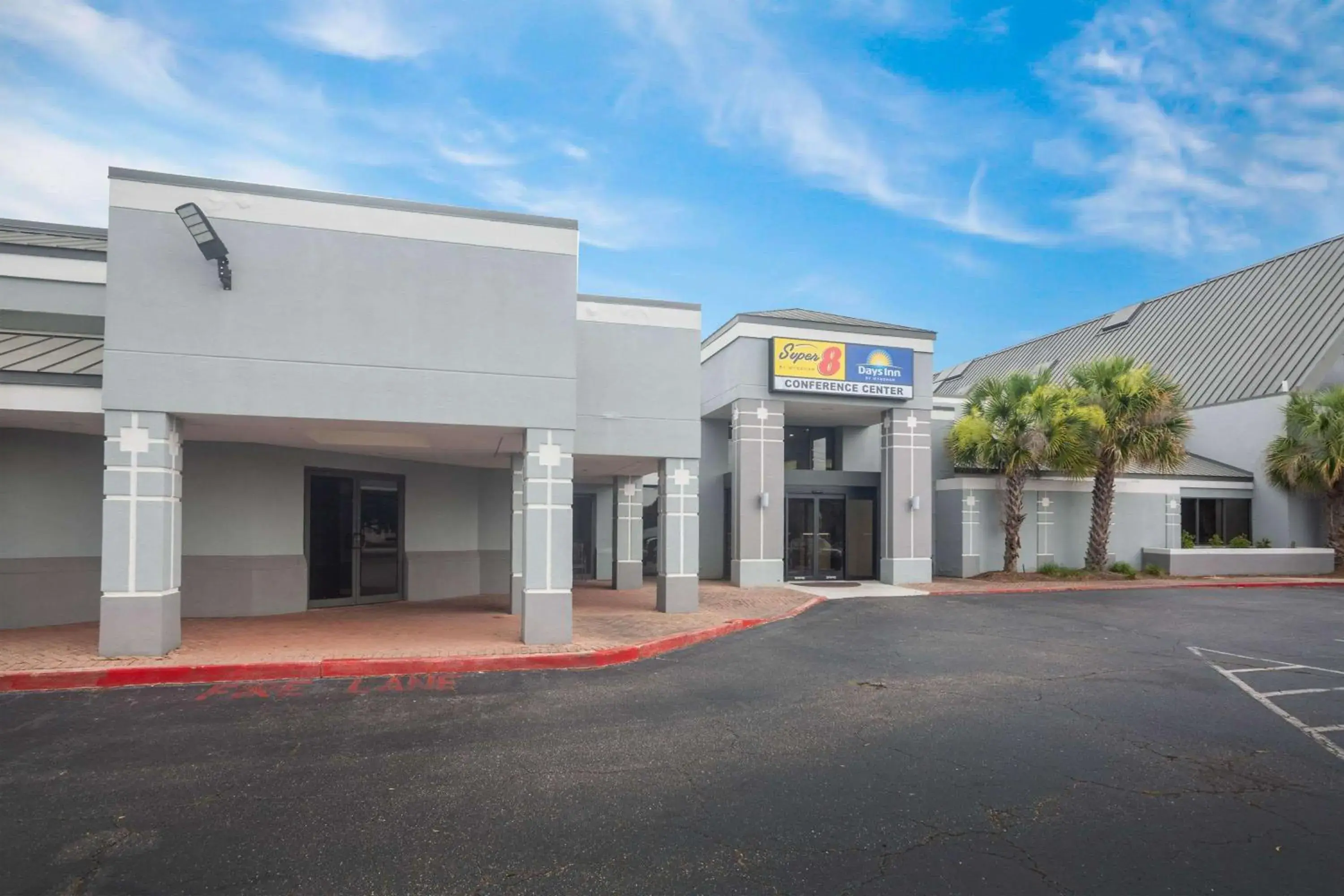 Property building in Super 8 by Wyndham Mobile I-65 Property building in Super 8 by Wyndham Mobile I-65