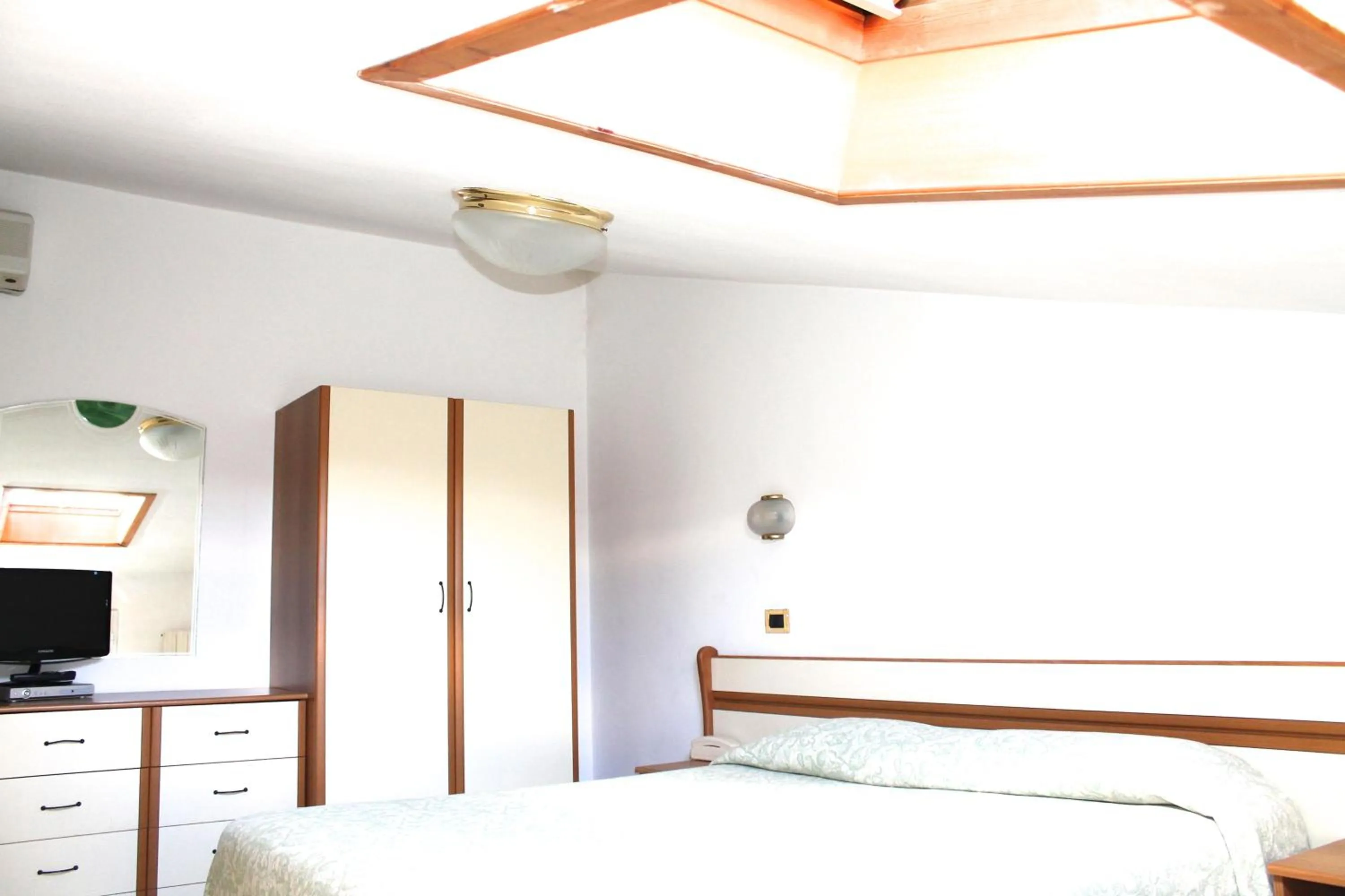 Photo of the whole room, Bed in Hotel I 4 Assi