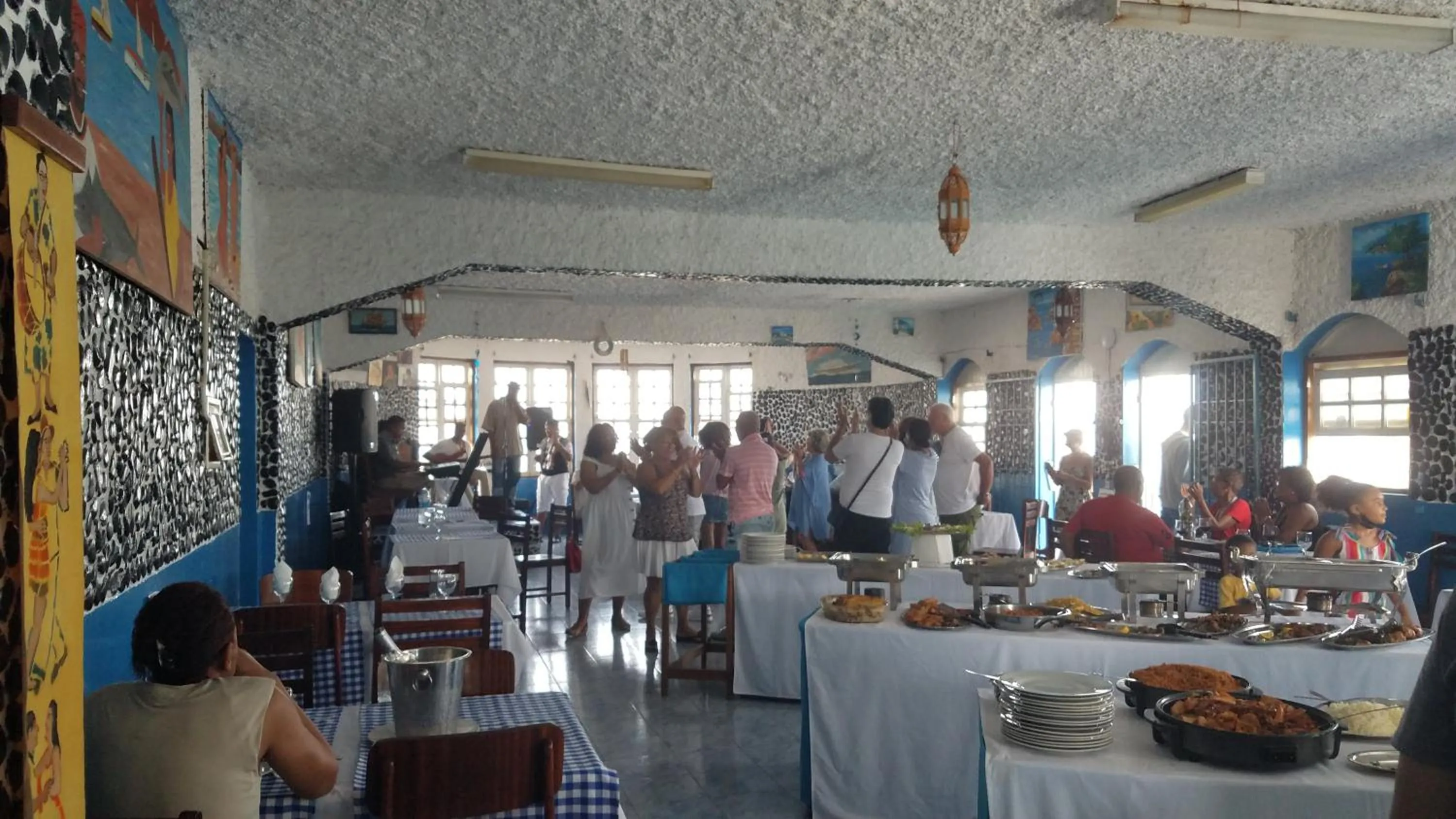 Restaurant/places to eat in Chez Loutcha Residencial