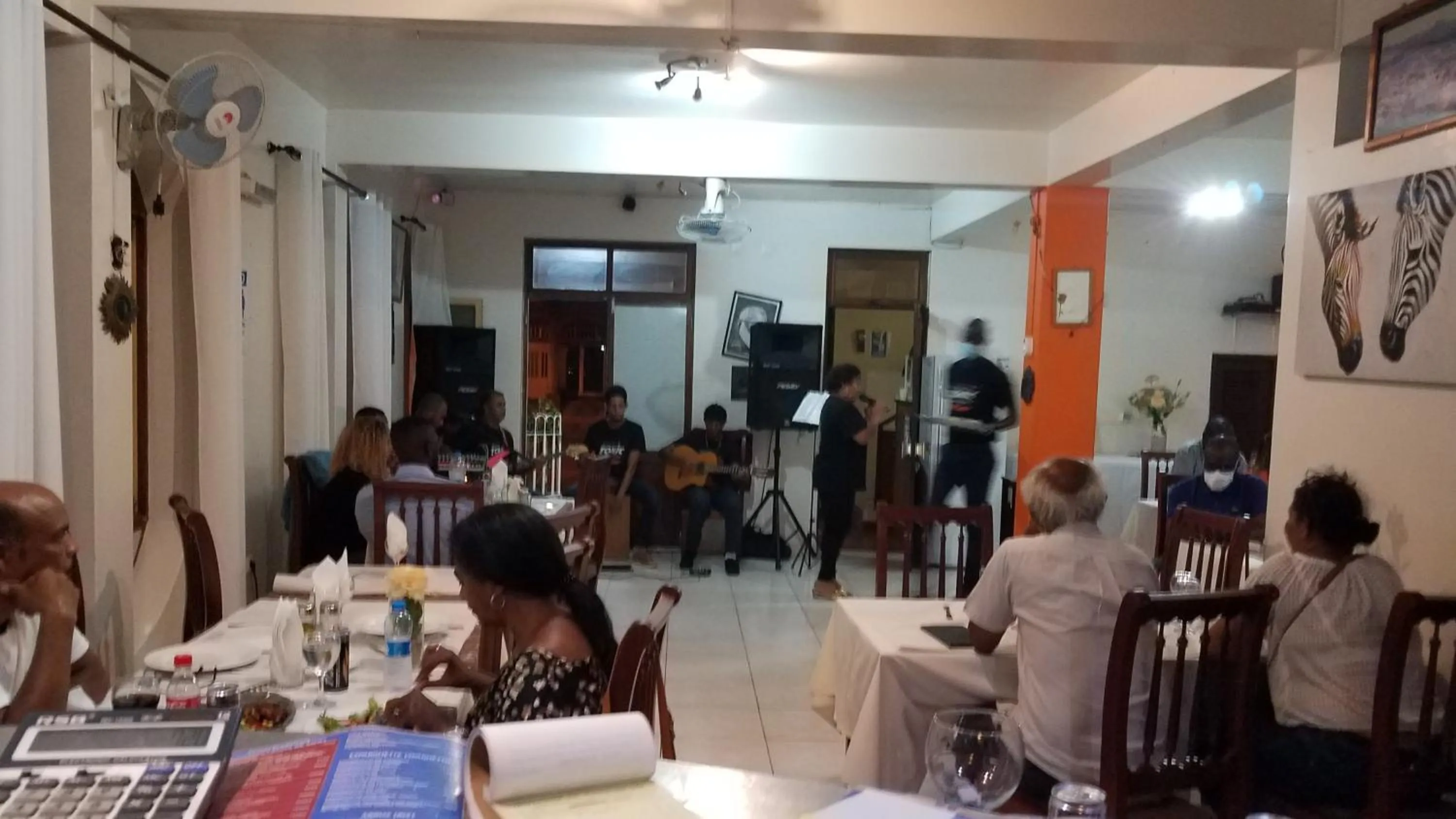 Restaurant/places to eat in Chez Loutcha Residencial