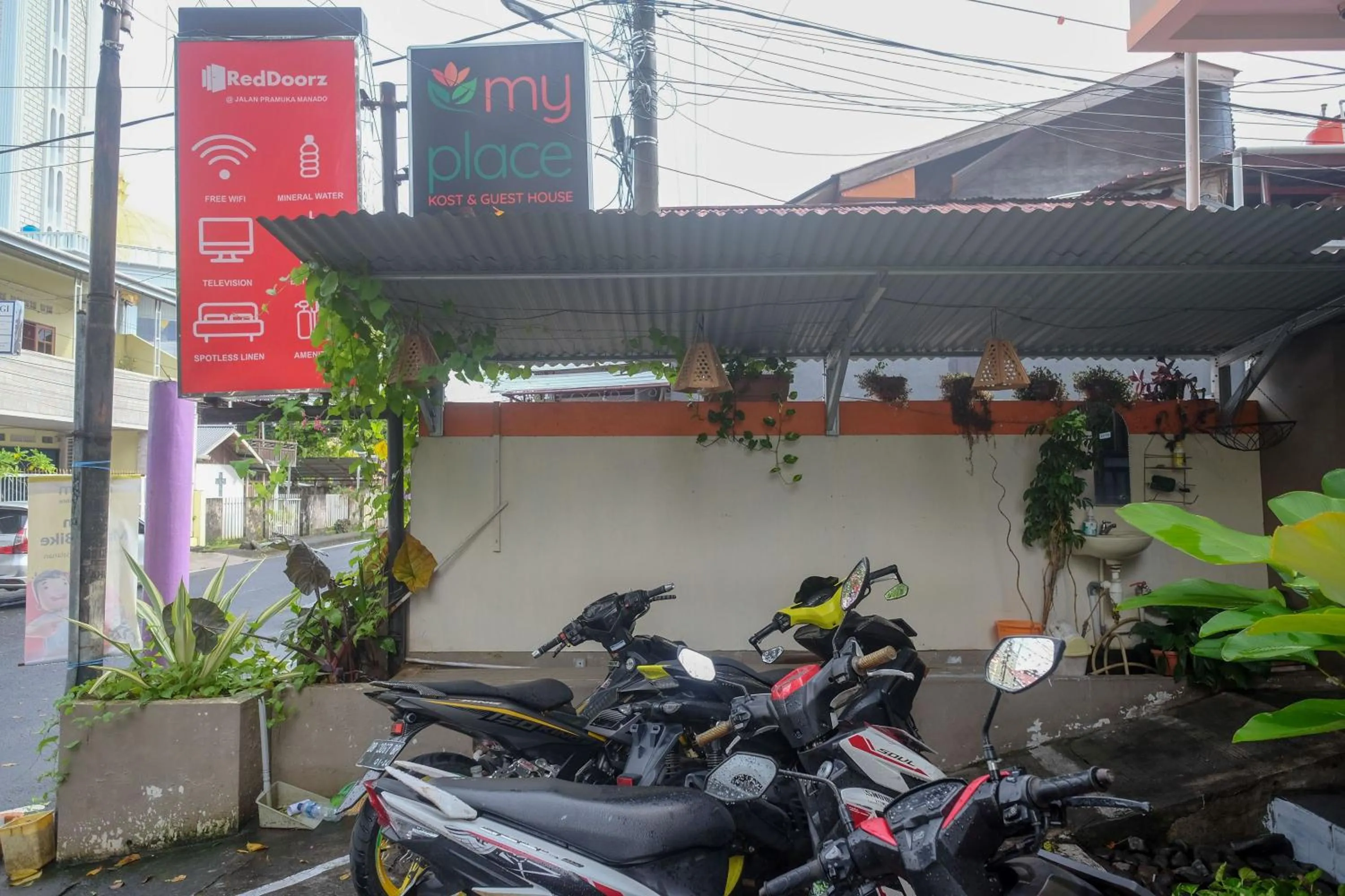 Parking in RedDoorz @ Jalan Pramuka Manado