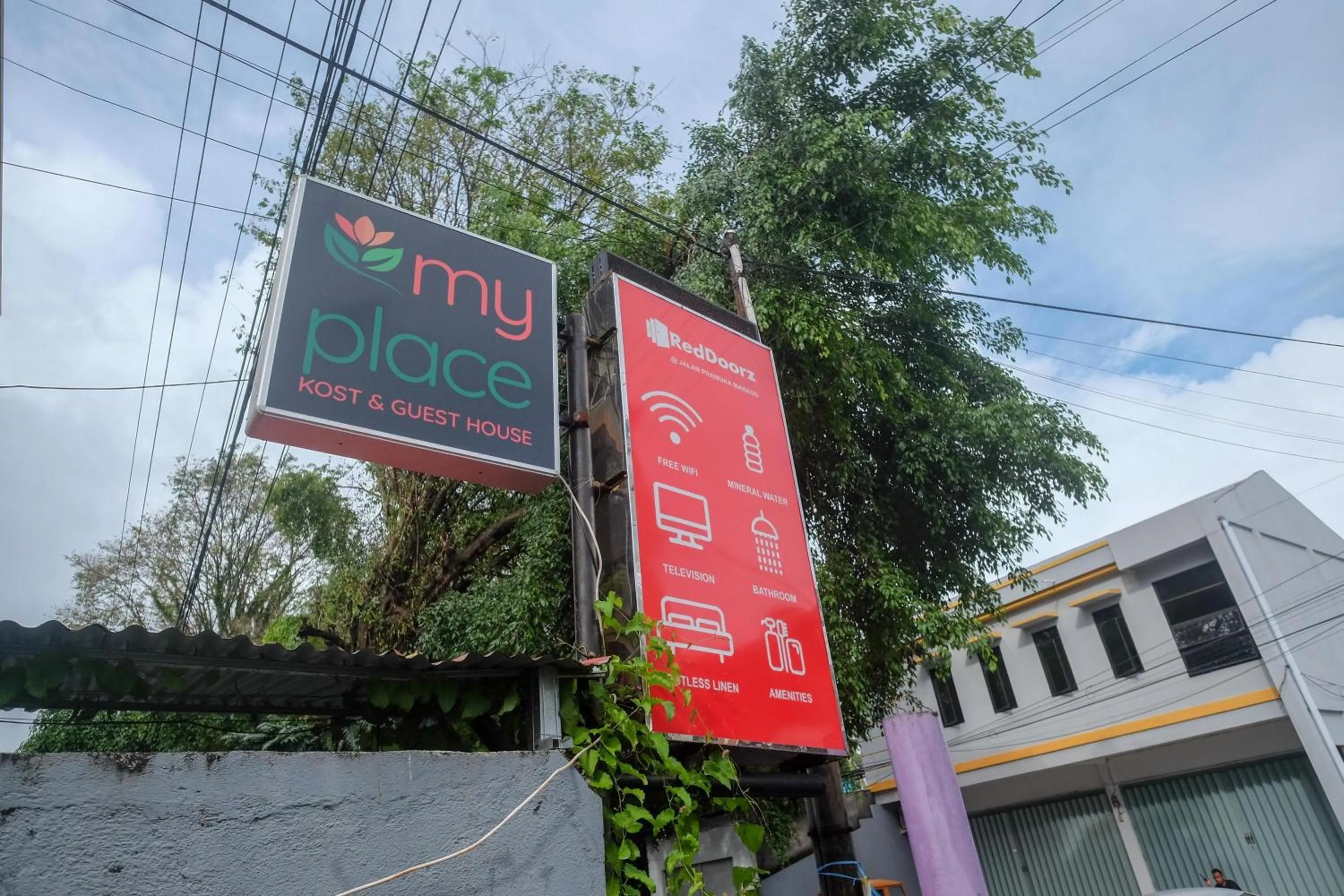 Property logo or sign in RedDoorz @ Jalan Pramuka Manado