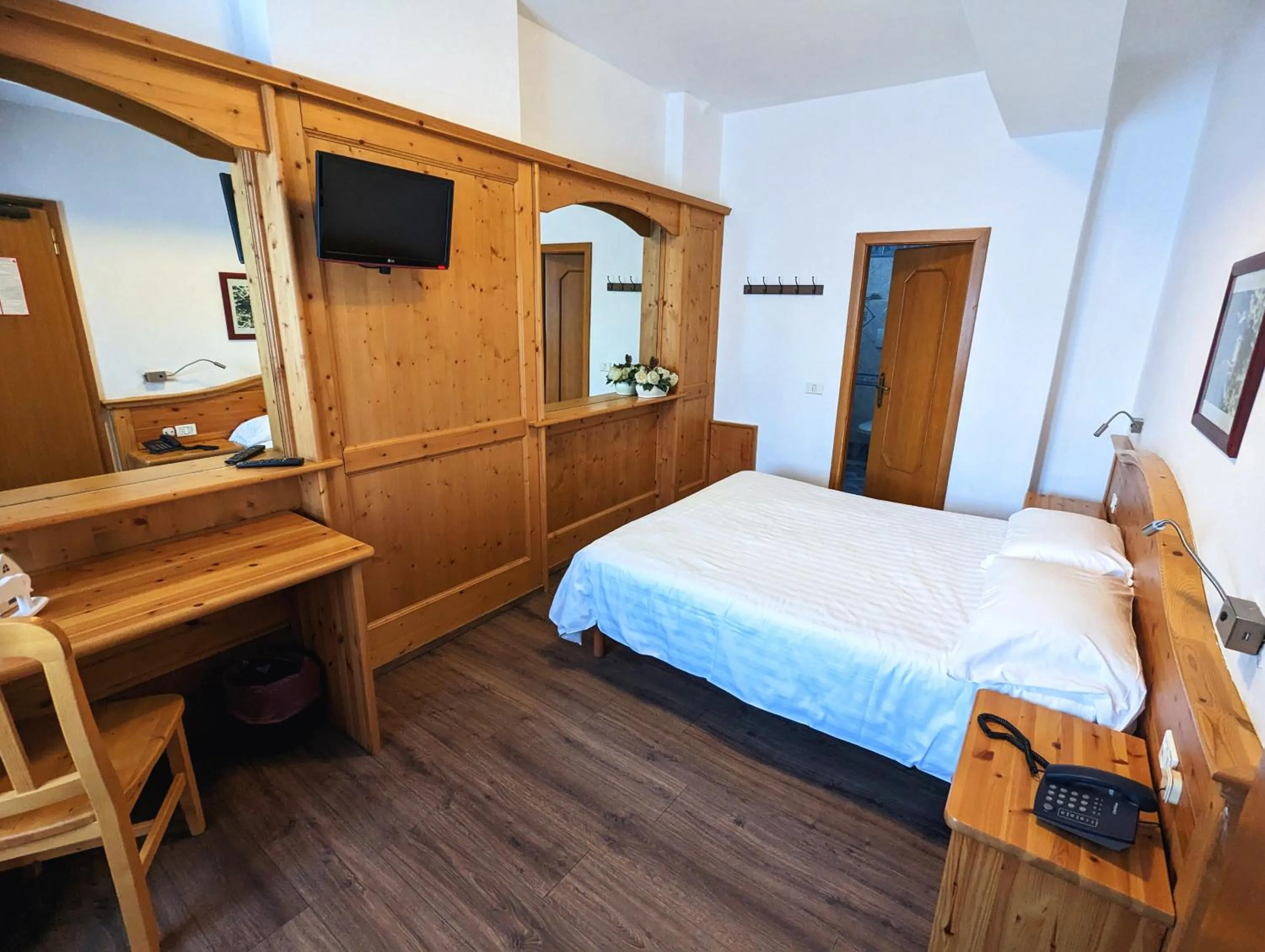 Bedroom, Bed in Hotel Cova