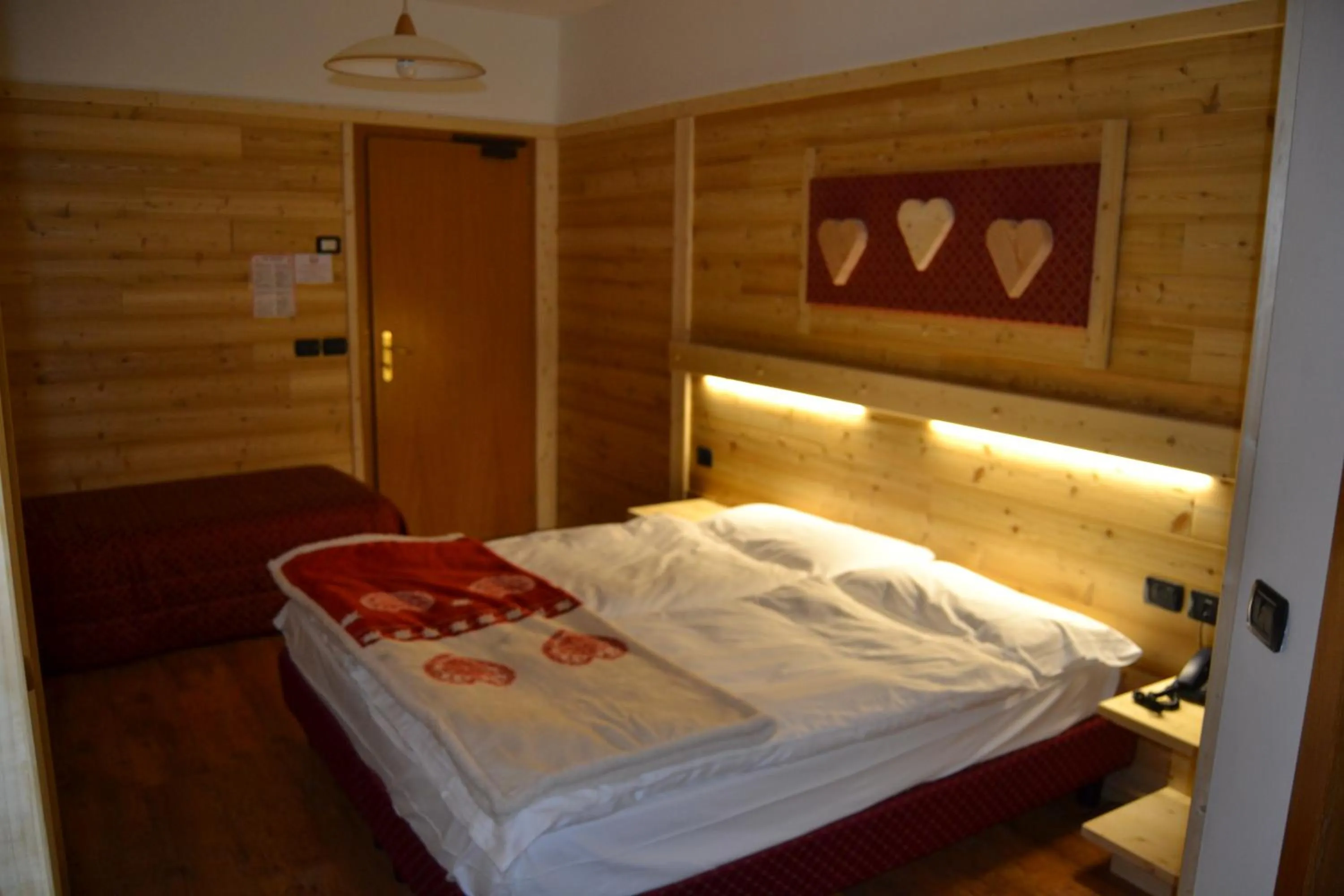 Bathroom, Bed in Hotel Cova