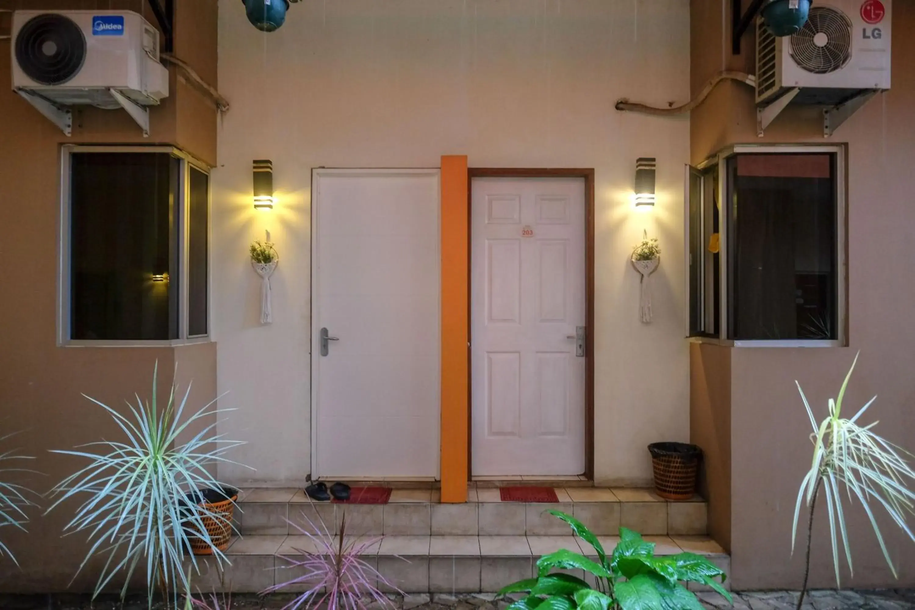 Facade/entrance in RedDoorz near Jalan Wolter Monginsidi Manado Facade/entrance in RedDoorz near Jalan Wolter Monginsidi Manado