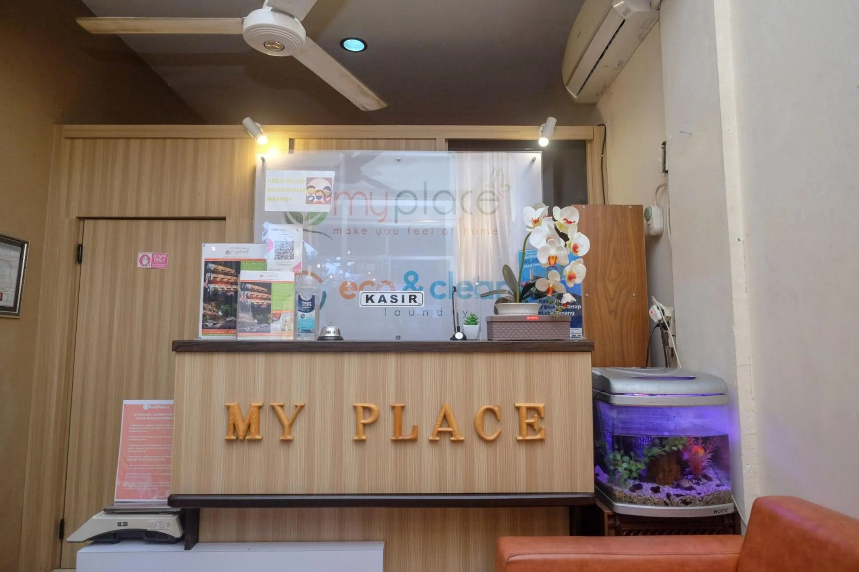 Lobby or reception in RedDoorz near Jalan Wolter Monginsidi Manado