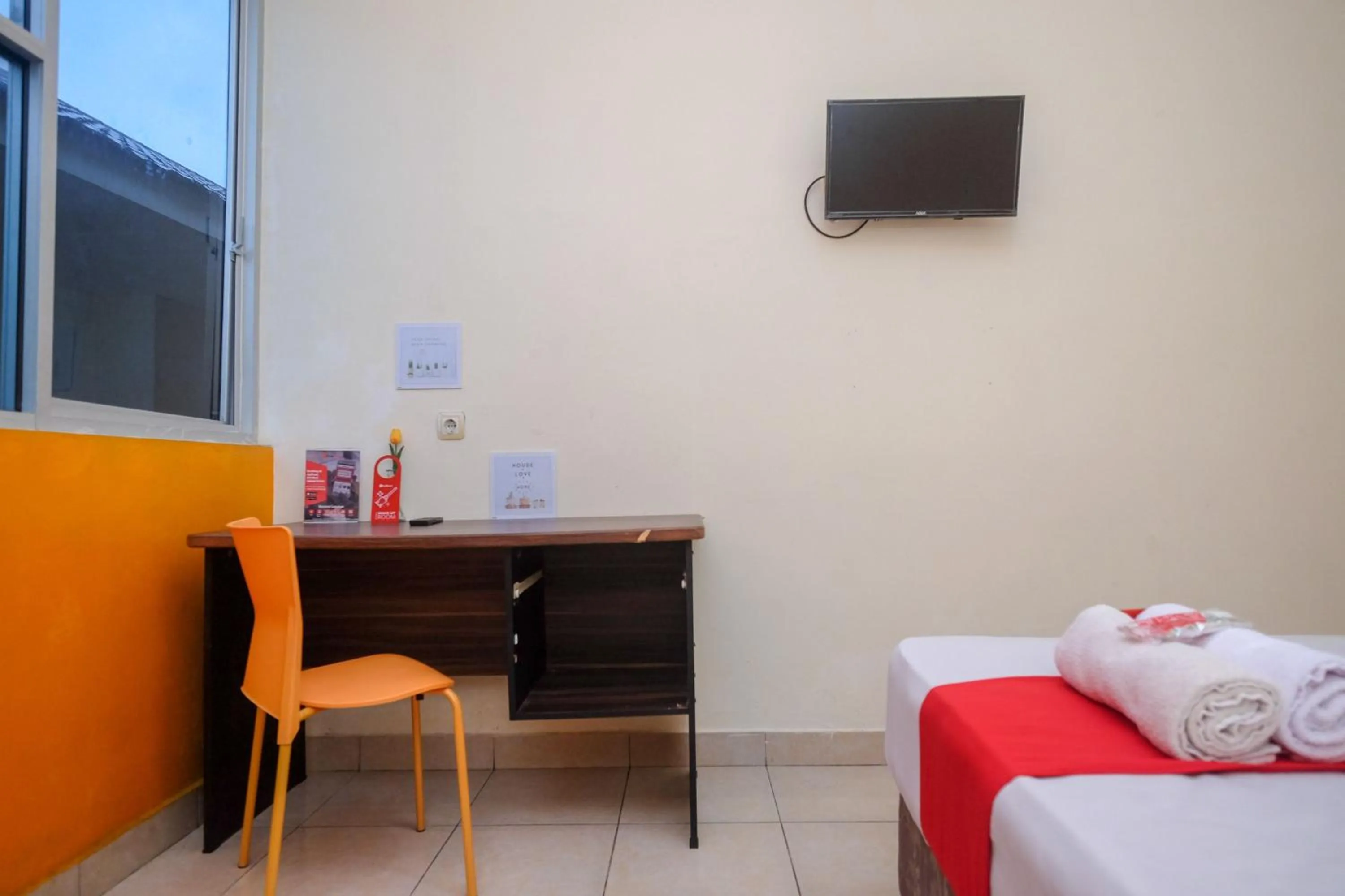 Bedroom, Bed in RedDoorz near Jalan Wolter Monginsidi Manado