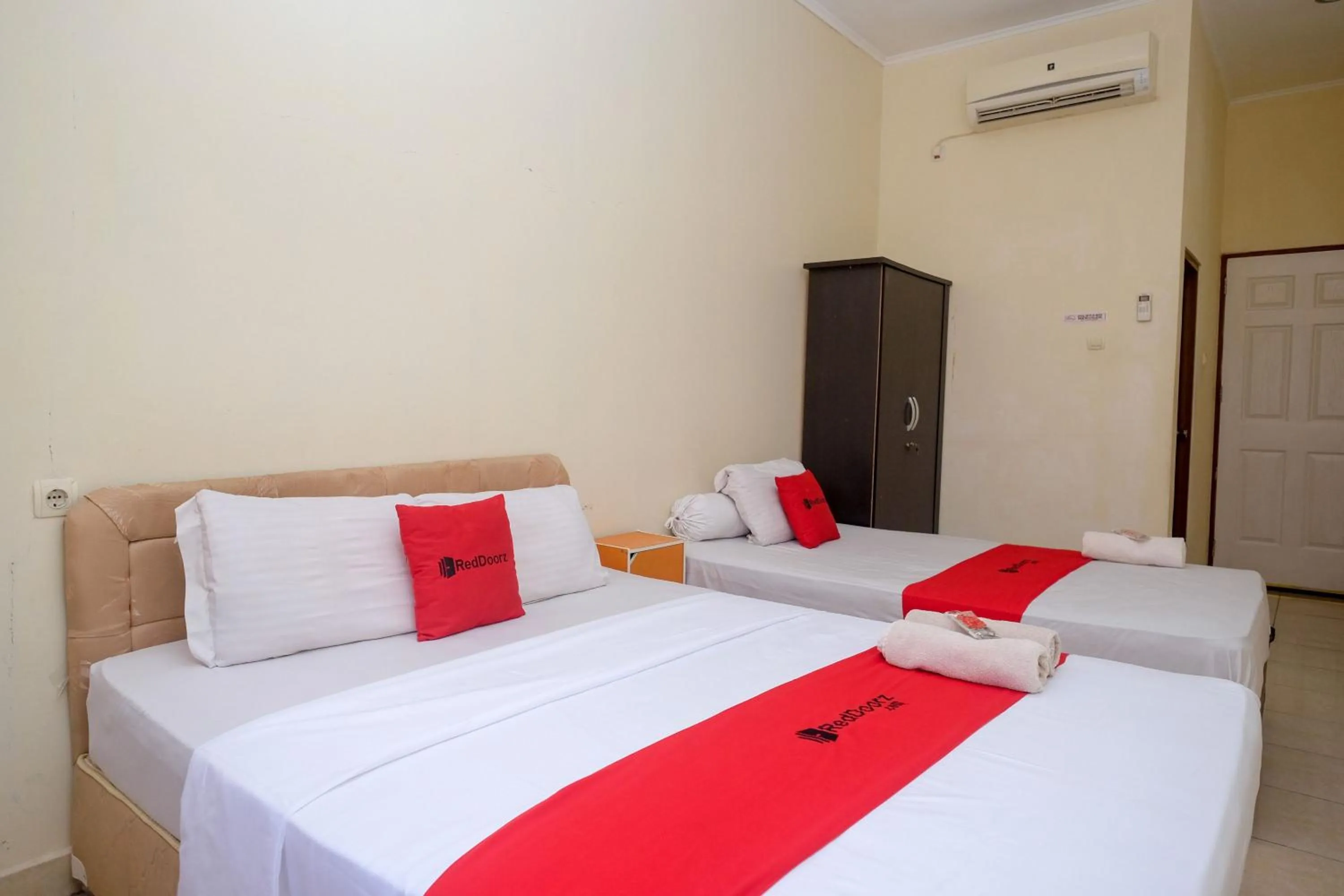 Bedroom, Bed in RedDoorz near Jalan Wolter Monginsidi Manado