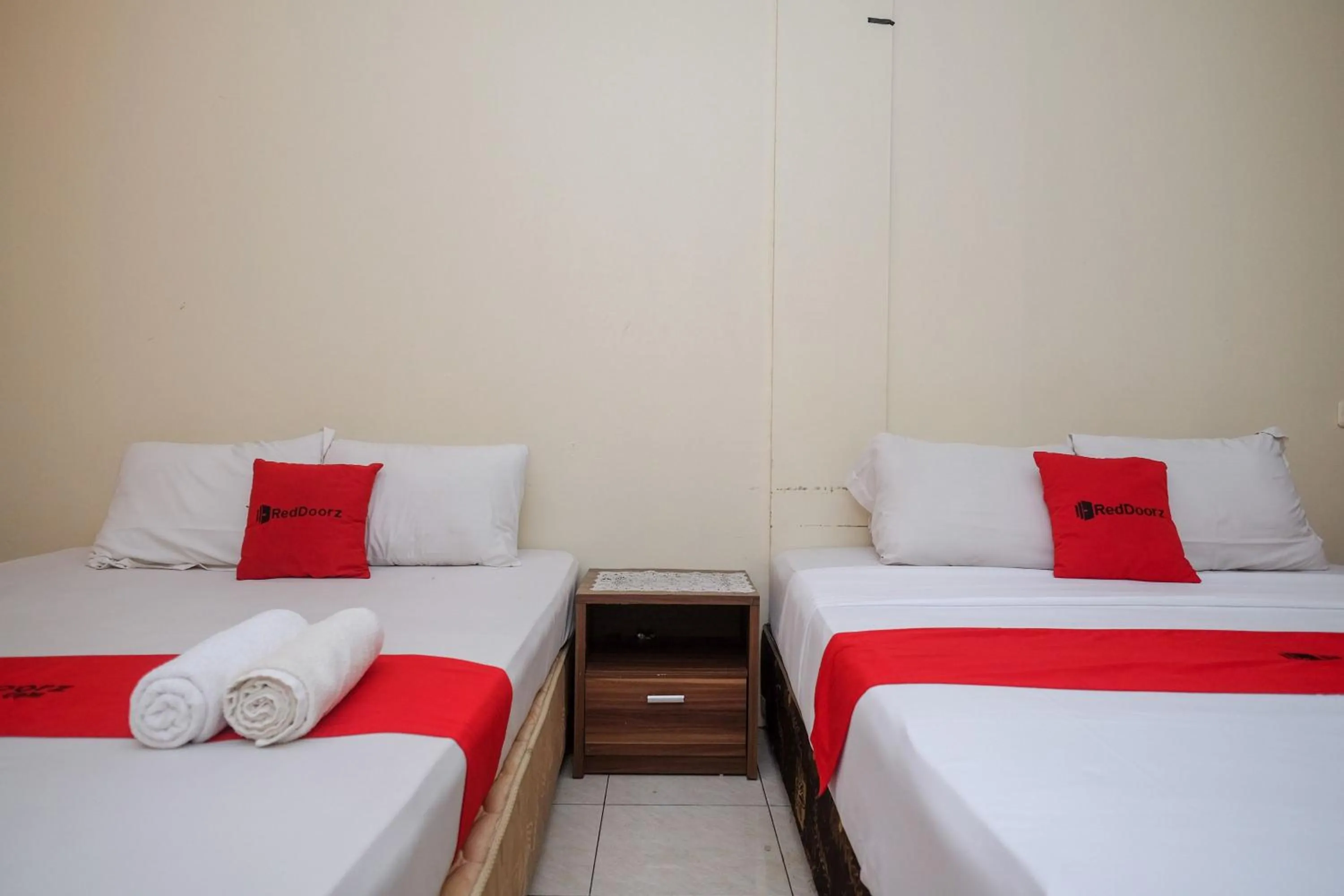 Bedroom, Bed in RedDoorz near Jalan Wolter Monginsidi Manado