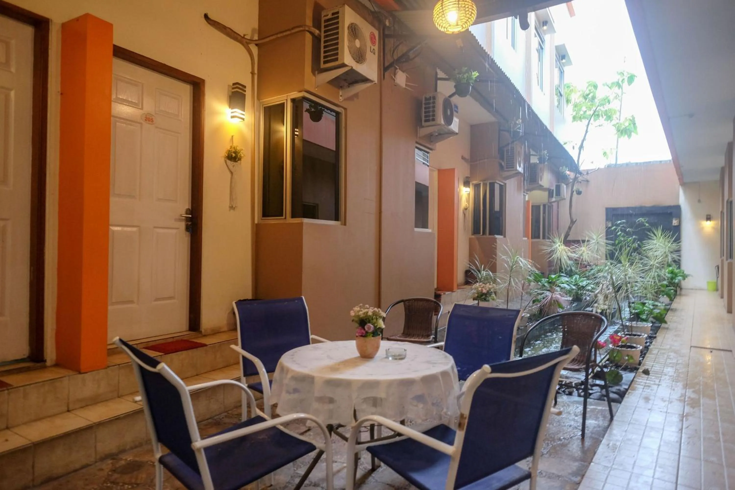 Seating area in RedDoorz near Jalan Wolter Monginsidi Manado