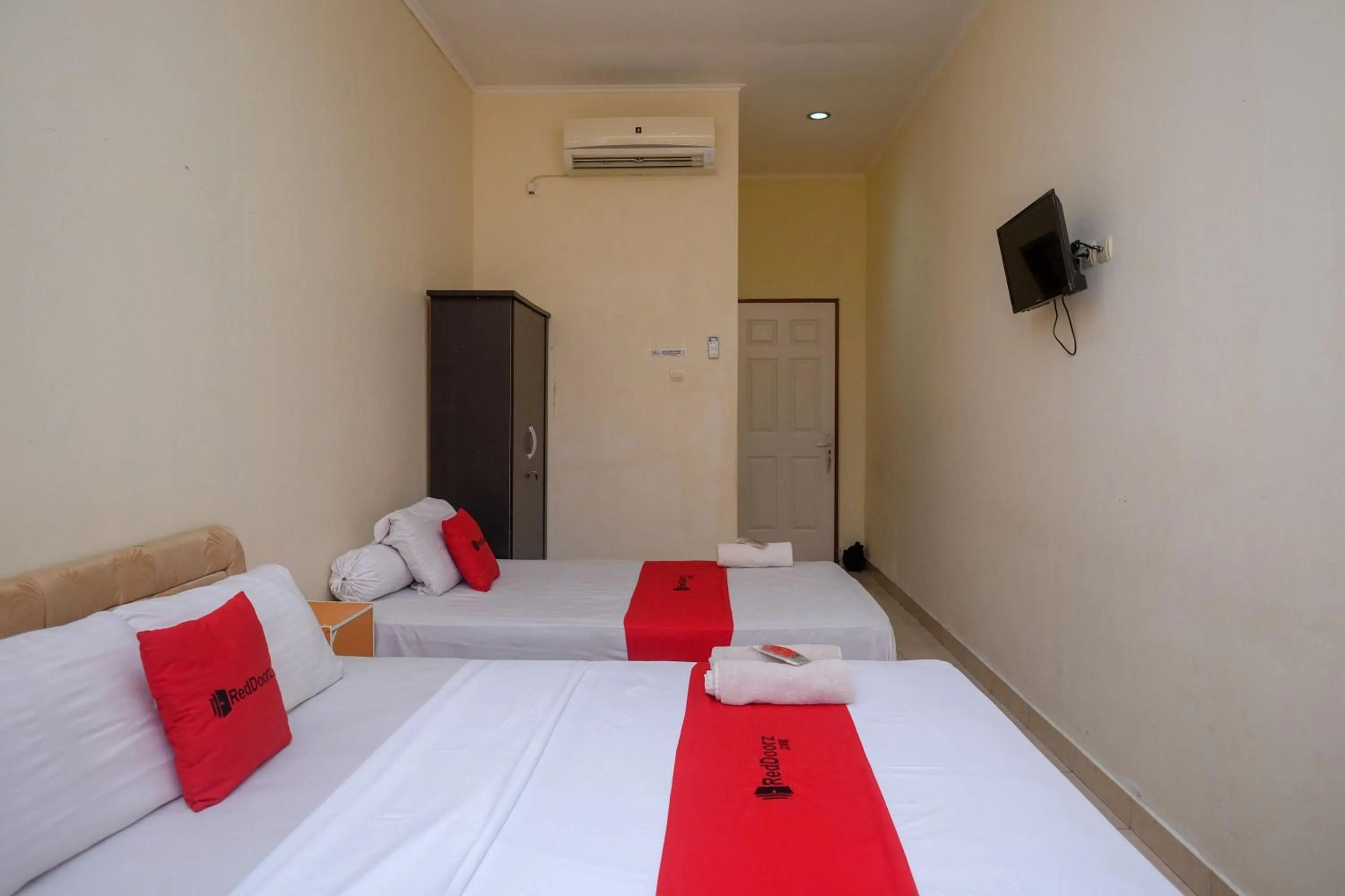 Bedroom, Bed in RedDoorz near Jalan Wolter Monginsidi Manado