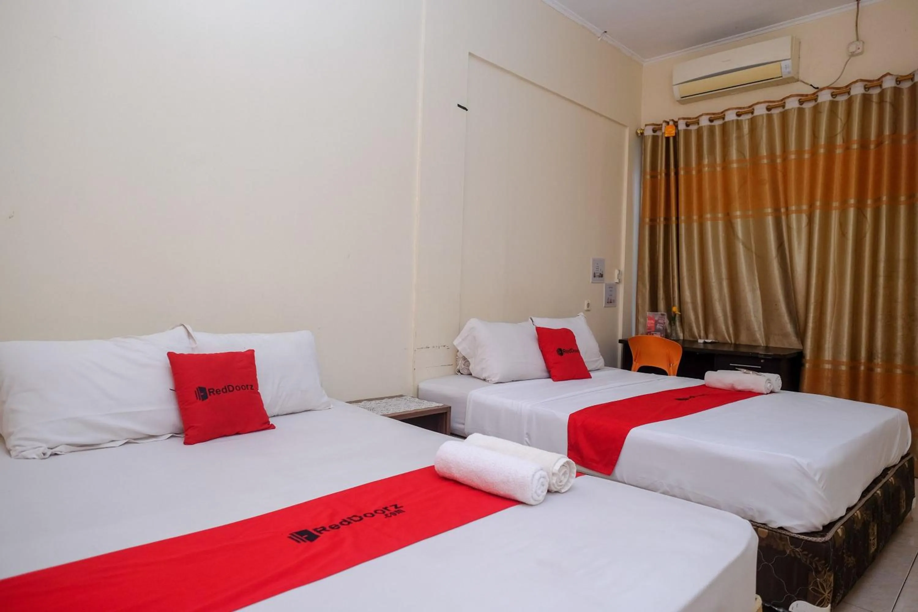 Bedroom, Bed in RedDoorz near Jalan Wolter Monginsidi Manado