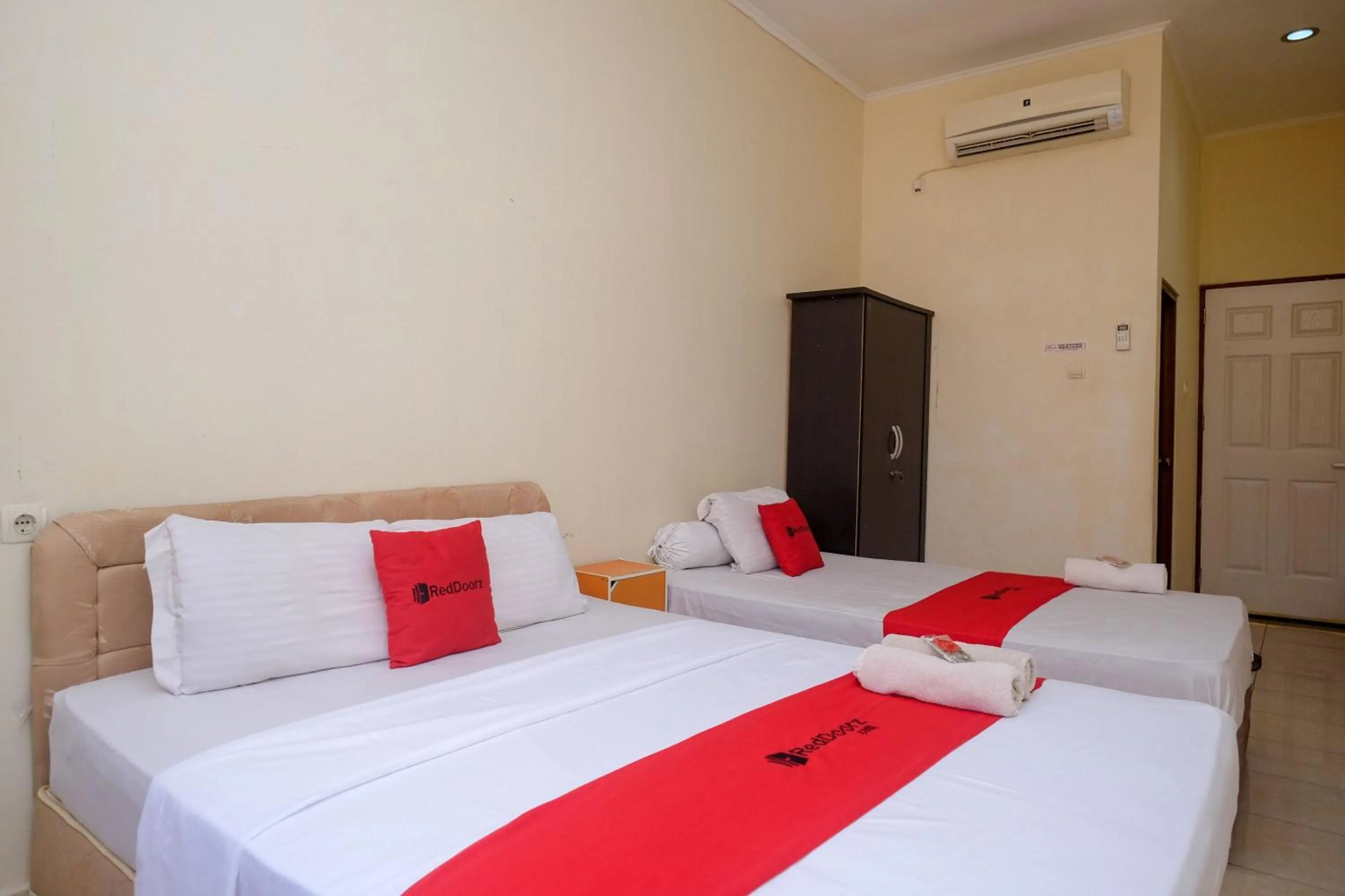 Bedroom, Bed in RedDoorz near Jalan Wolter Monginsidi Manado