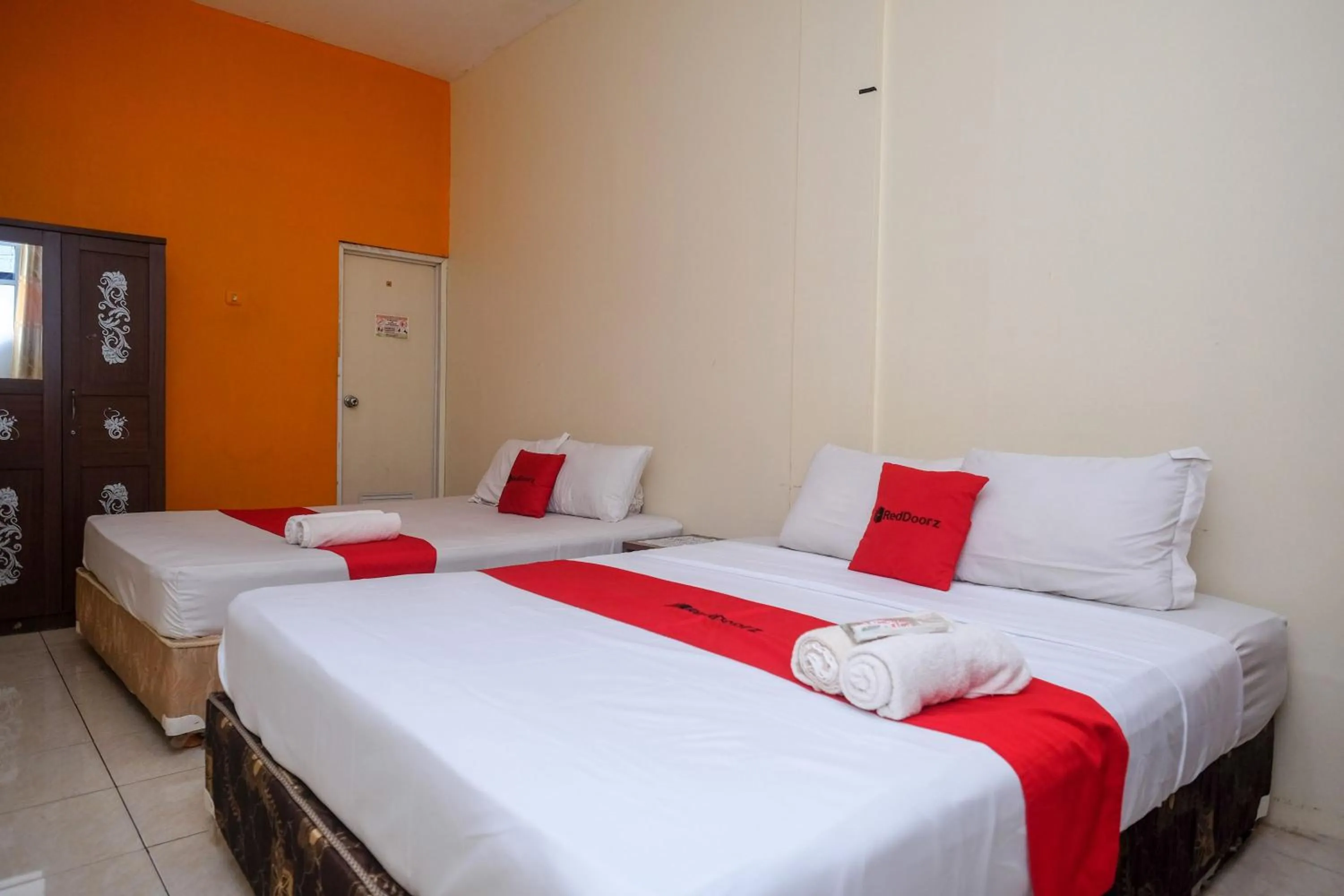 Bedroom, Bed in RedDoorz near Jalan Wolter Monginsidi Manado