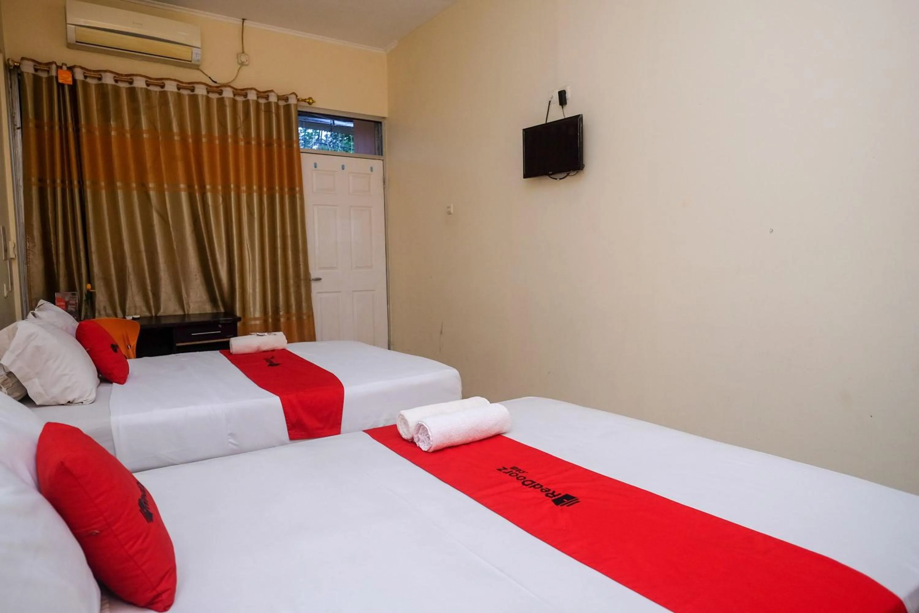 Bedroom, Bed in RedDoorz near Jalan Wolter Monginsidi Manado