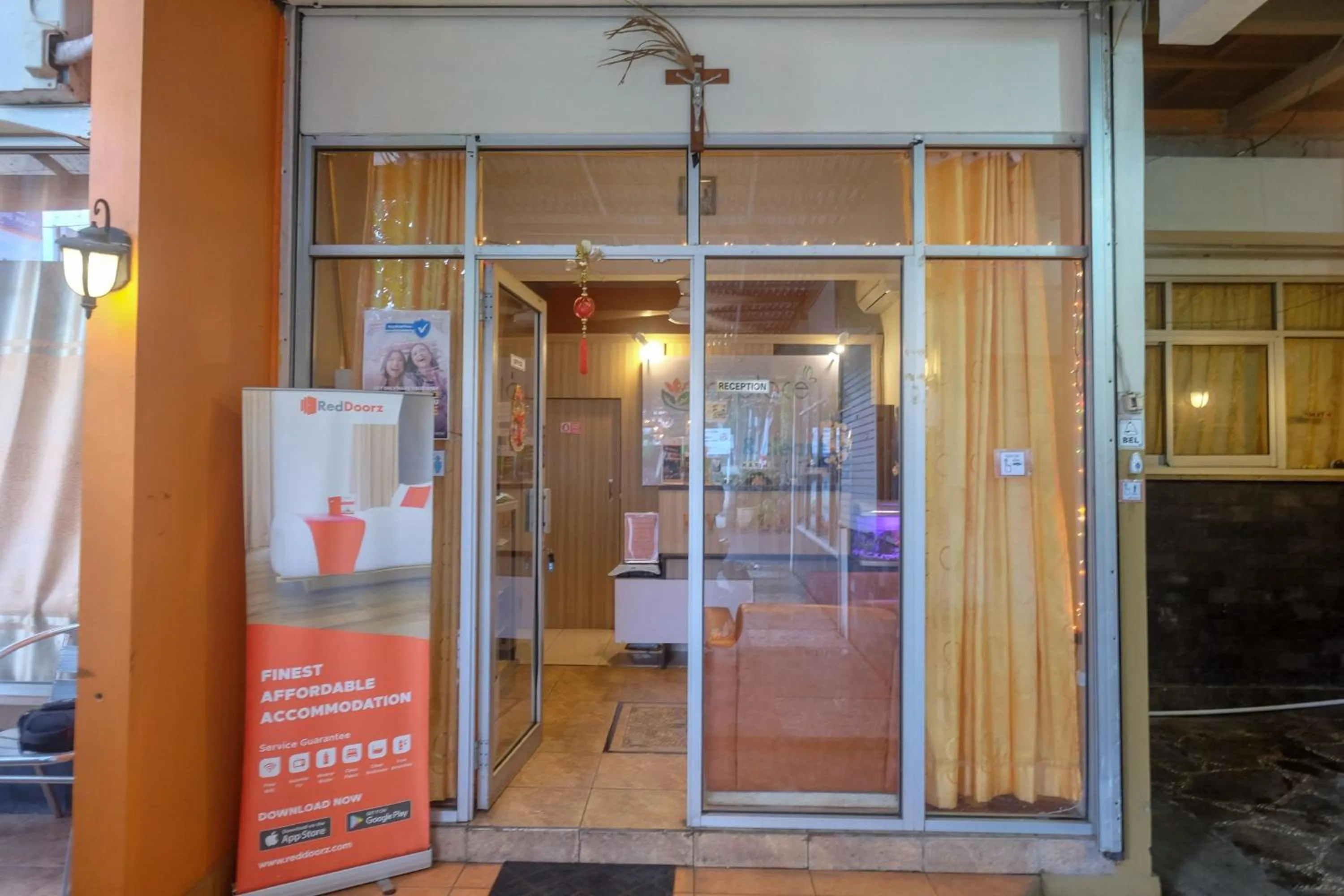 Lobby or reception in RedDoorz near Jalan Wolter Monginsidi Manado