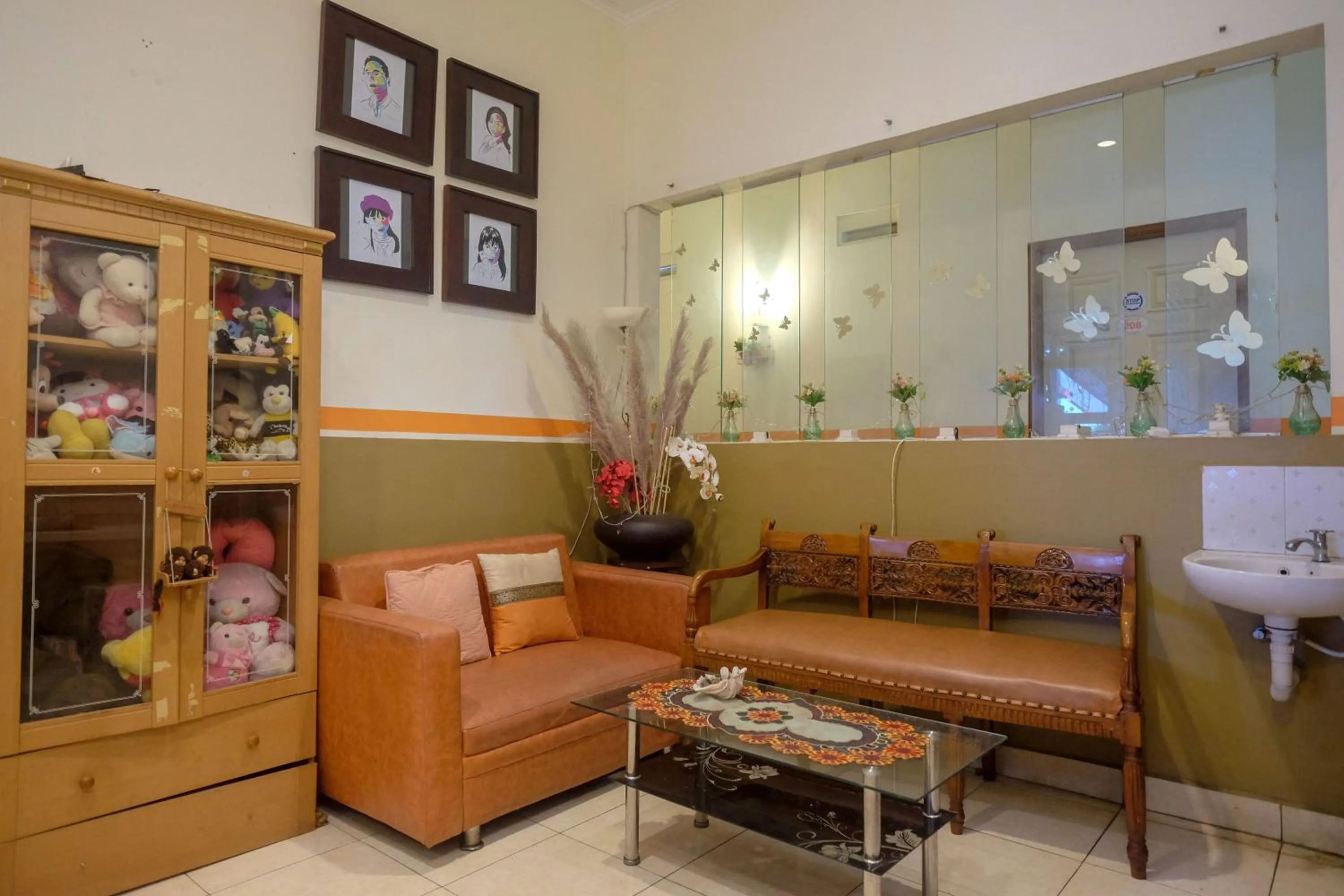 Living room in RedDoorz near Jalan Wolter Monginsidi Manado