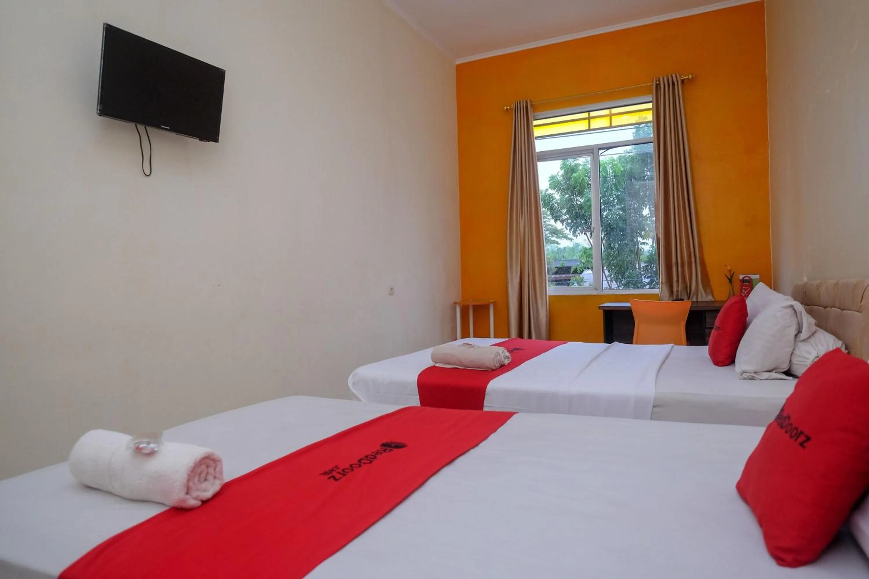 Bedroom, Bed in RedDoorz near Jalan Wolter Monginsidi Manado