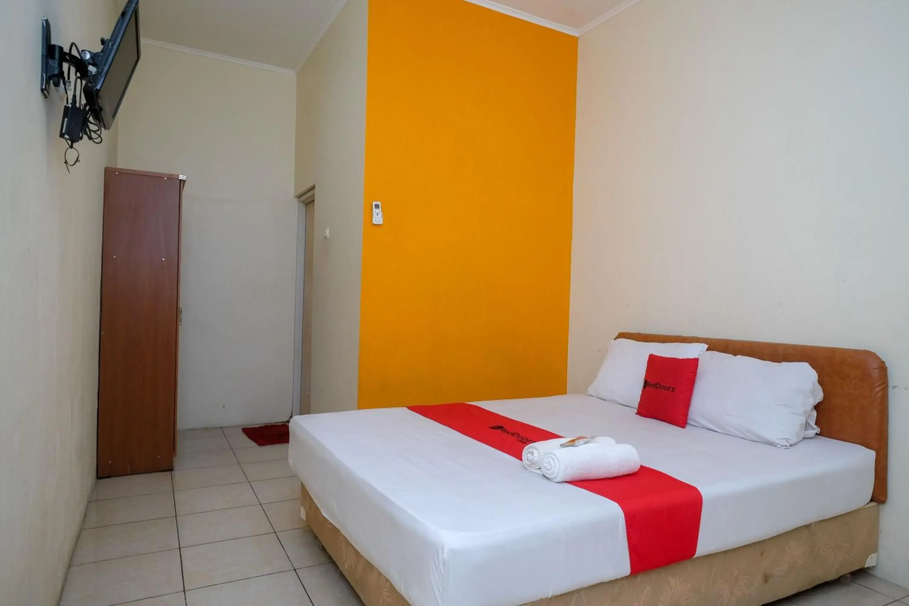 Double Room in RedDoorz near Jalan Wolter Monginsidi Manado Double Room in RedDoorz near Jalan Wolter Monginsidi Manado