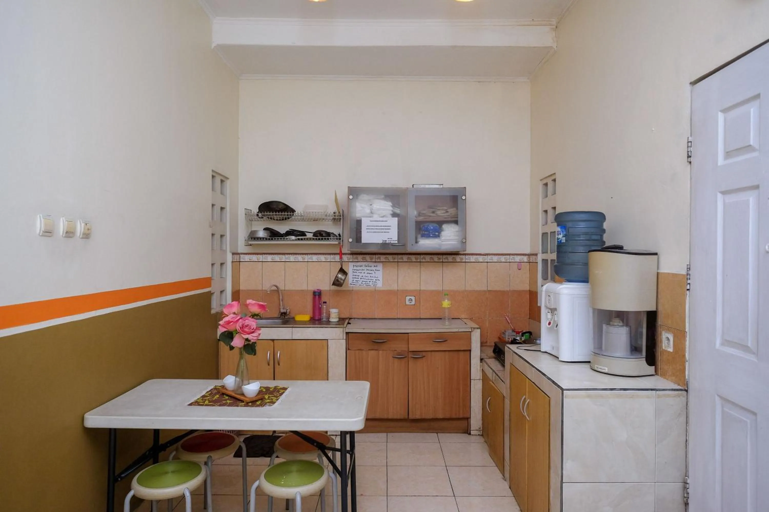 Kitchen or kitchenette in RedDoorz near Jalan Wolter Monginsidi Manado