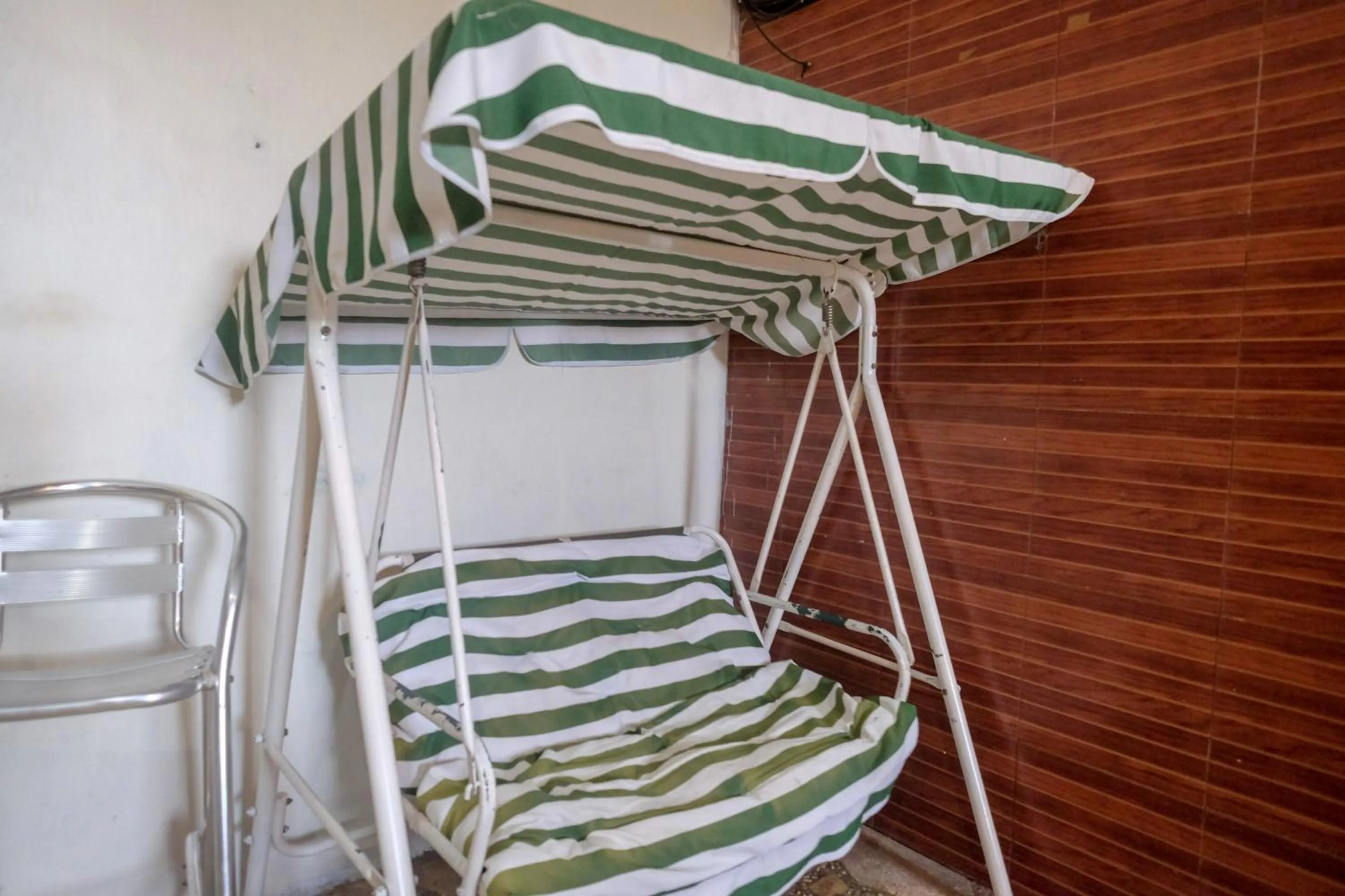 hair dresser in RedDoorz near Jalan Wolter Monginsidi Manado