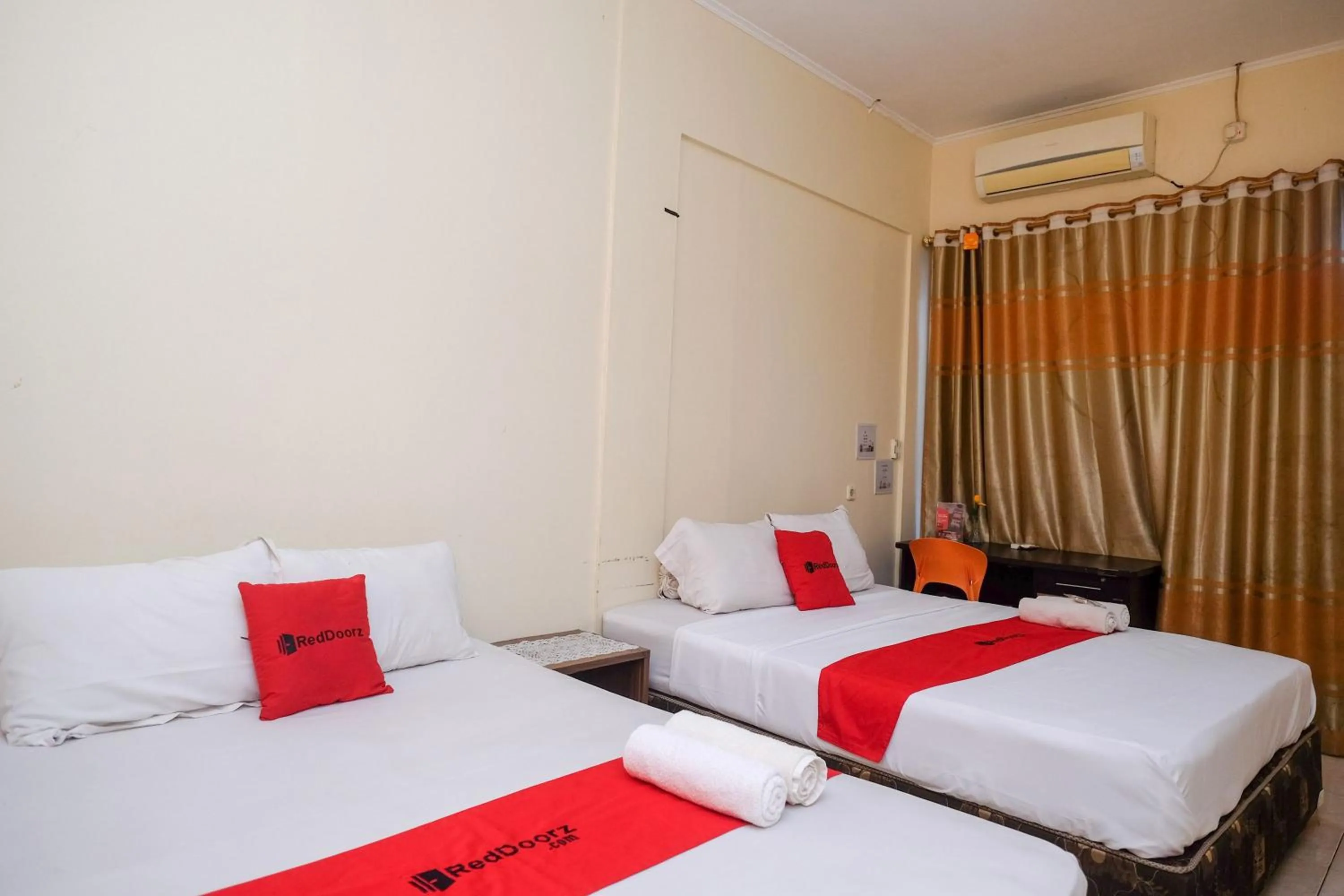 Bedroom, Bed in RedDoorz near Jalan Wolter Monginsidi Manado