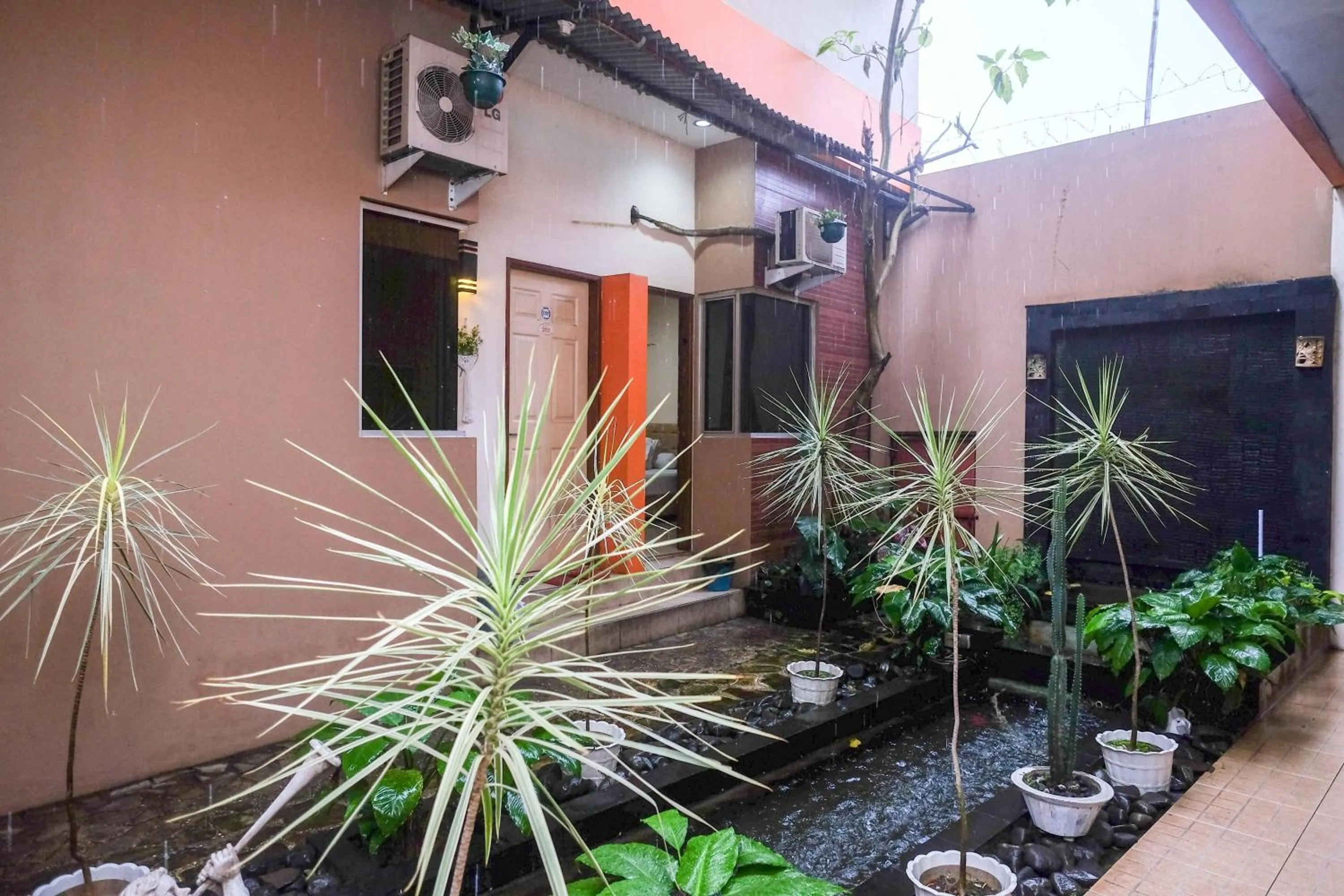 Property building in RedDoorz near Jalan Wolter Monginsidi Manado