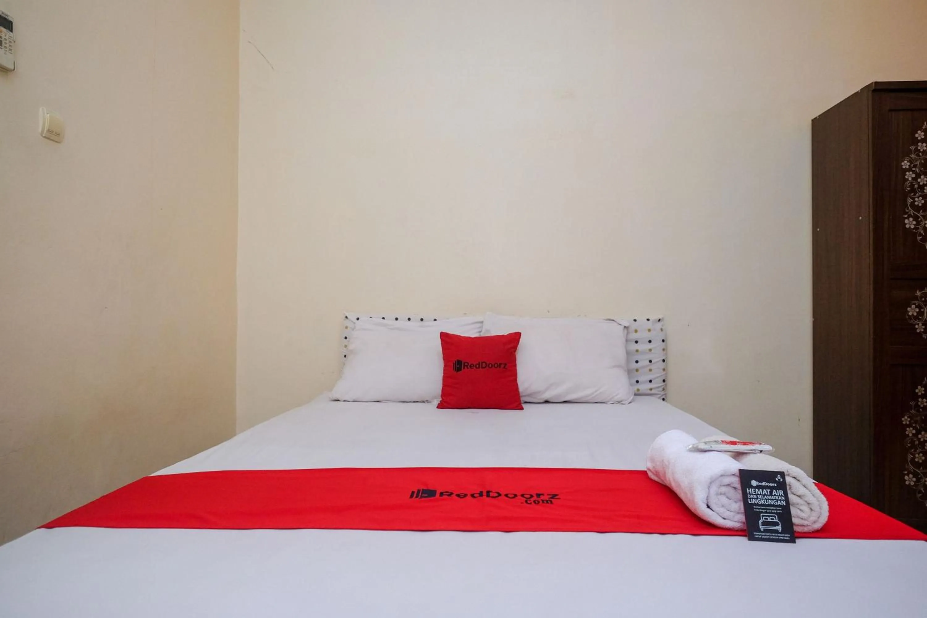 Bedroom, Bed in RedDoorz near Jalan Wolter Monginsidi Manado