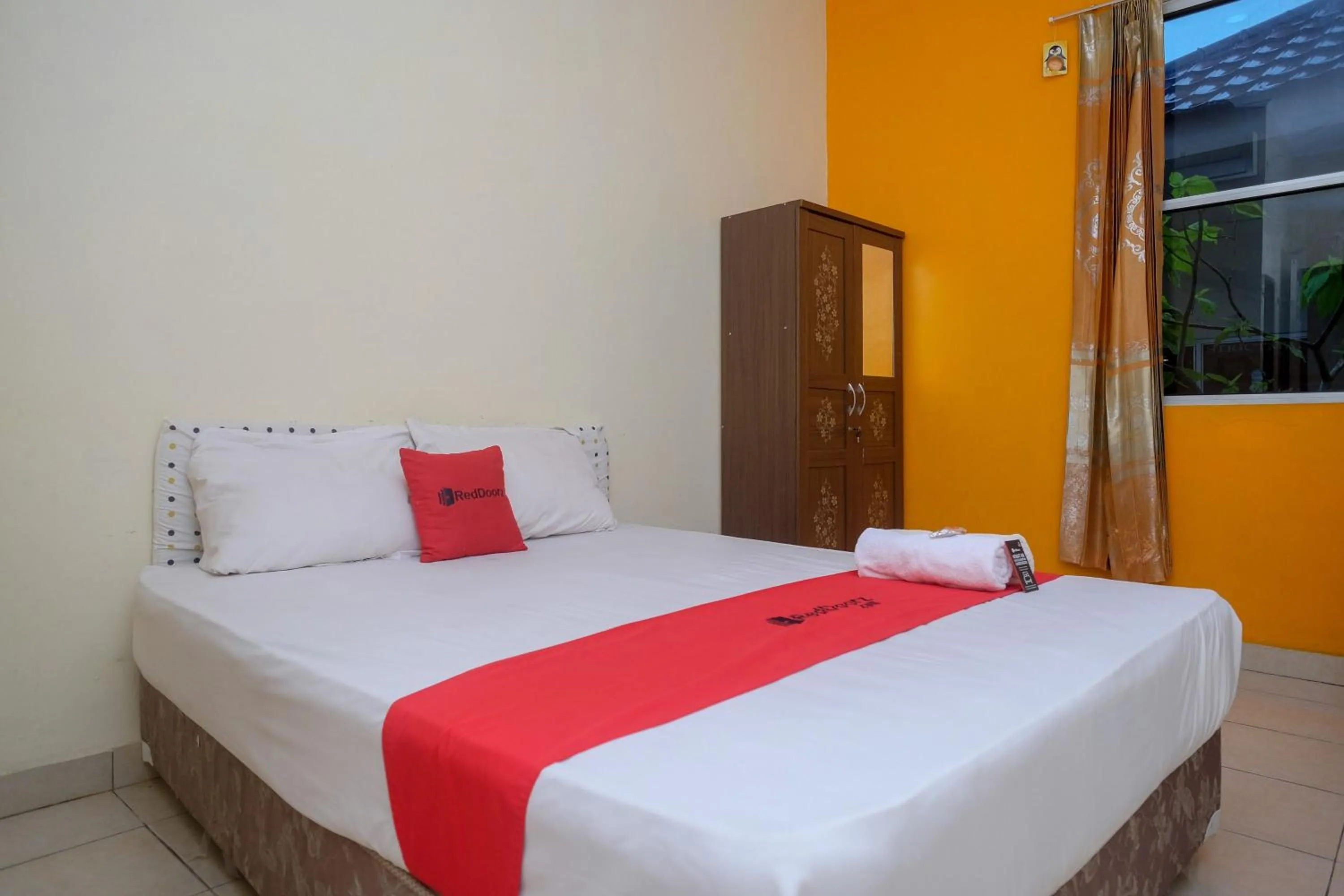 Bedroom, Bed in RedDoorz near Jalan Wolter Monginsidi Manado