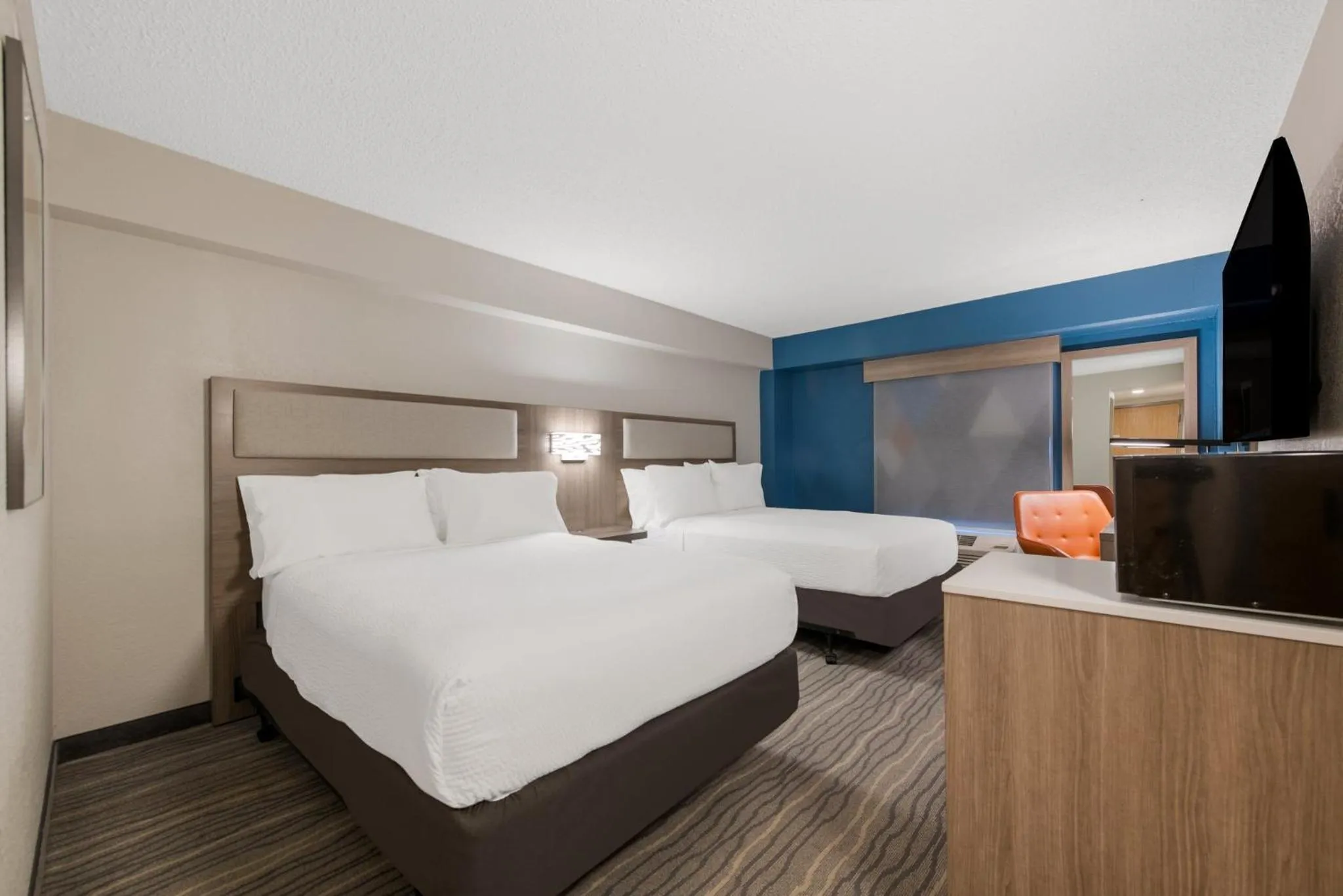 Photo of the whole room, Bed in Holiday Inn Express Hotels- Hampton by IHG