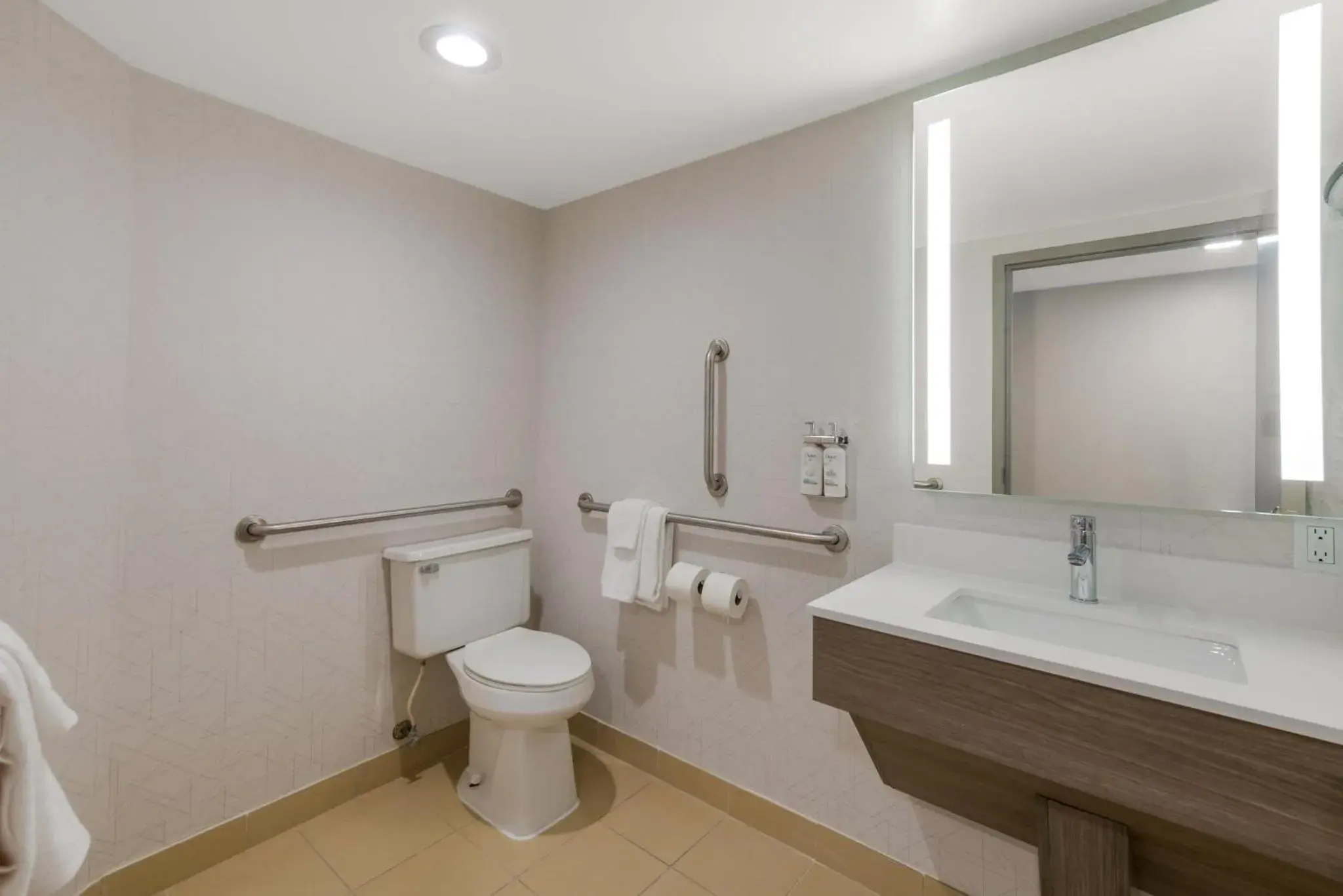 King Room - Disability Access in Holiday Inn Express Hotels- Hampton by IHG King Room - Disability Access in Holiday Inn Express Hotels- Hampton by IHG