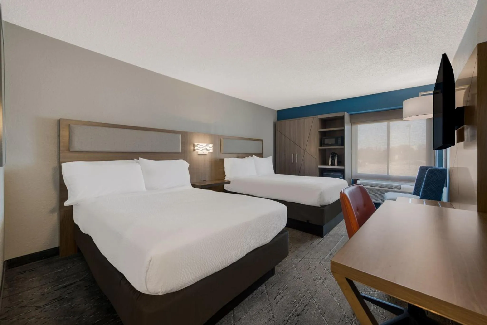 Photo of the whole room, Bed in Holiday Inn Express Hotels- Hampton by IHG
