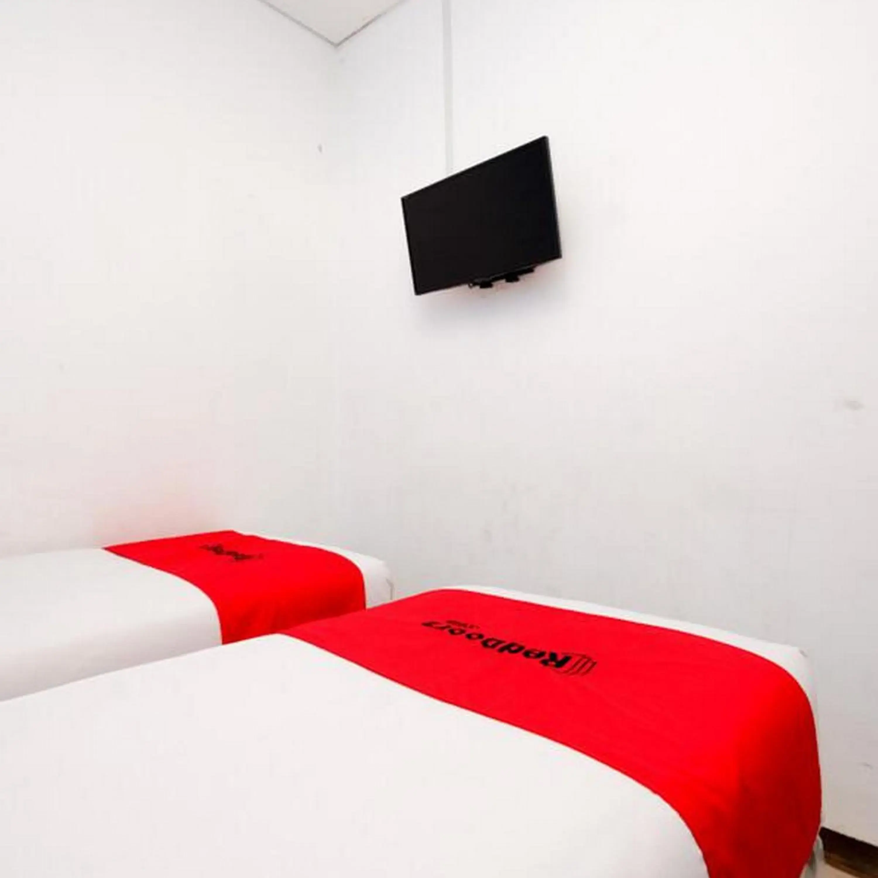 Bedroom, Bed in RedDoorz Near Kota Lama Semarang Bedroom, Bed in RedDoorz Near Kota Lama Semarang