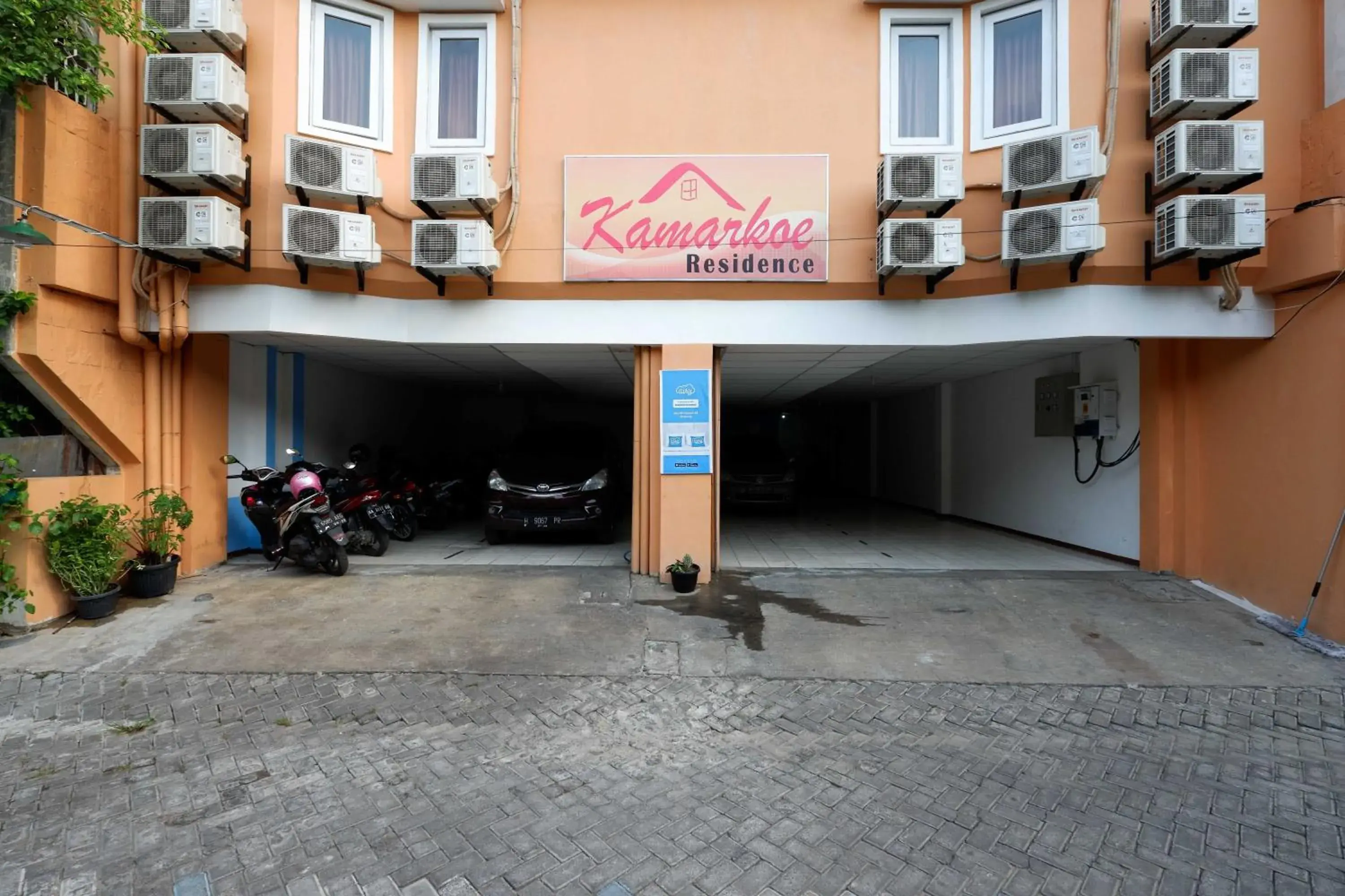 Property building in RedDoorz Near Kota Lama Semarang Property building in RedDoorz Near Kota Lama Semarang