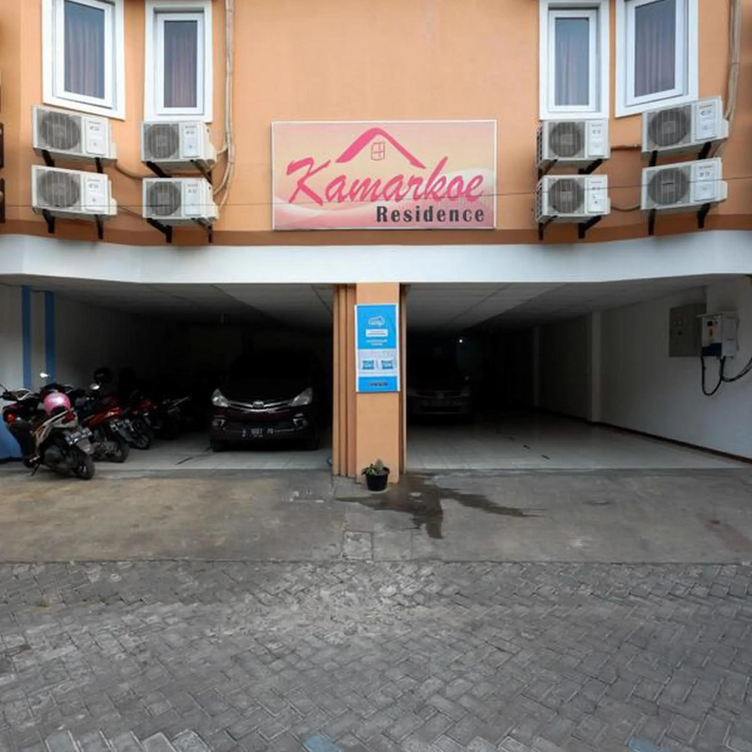 Facade/entrance in RedDoorz Near Kota Lama Semarang Facade/entrance in RedDoorz Near Kota Lama Semarang