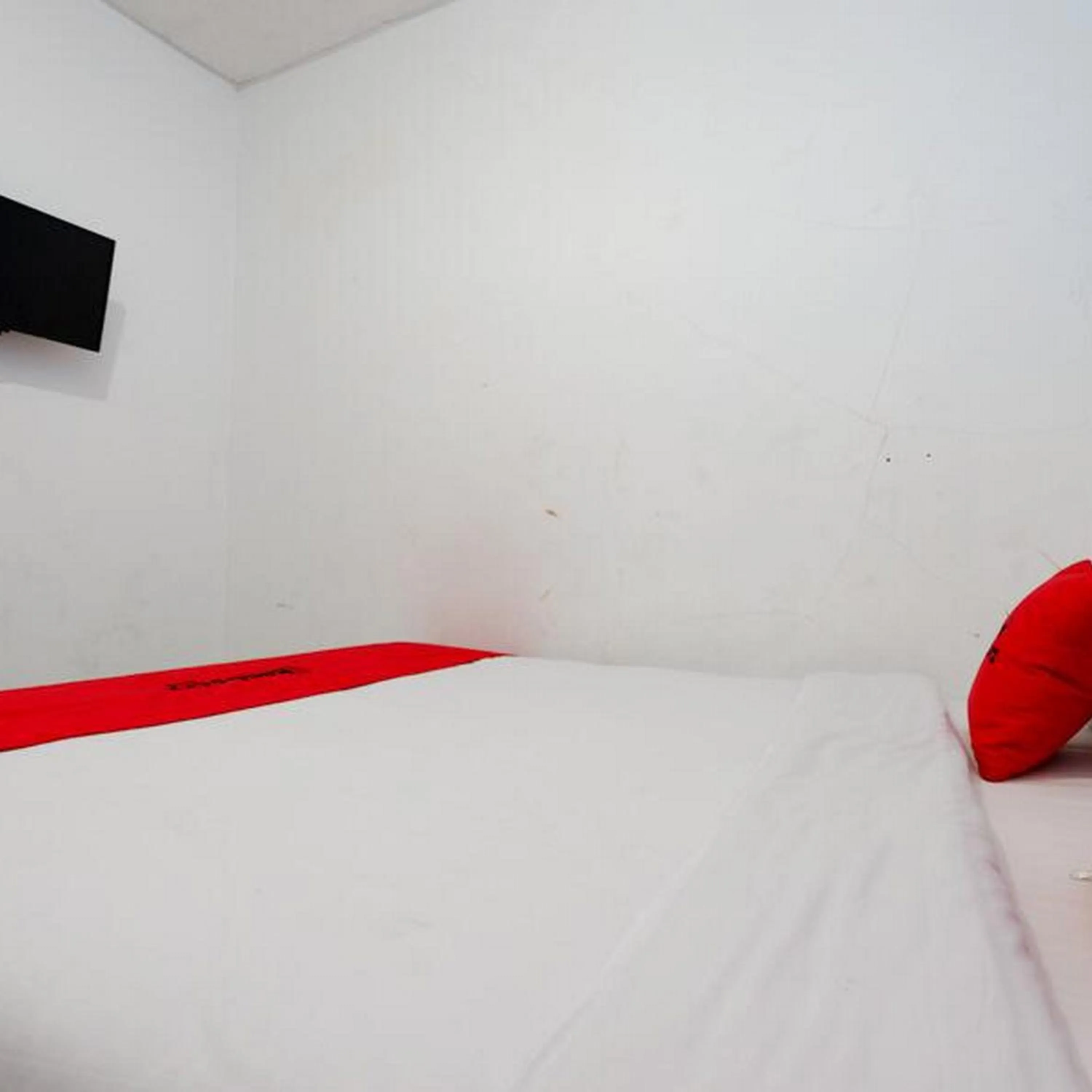 Bedroom, Bed in RedDoorz Near Kota Lama Semarang