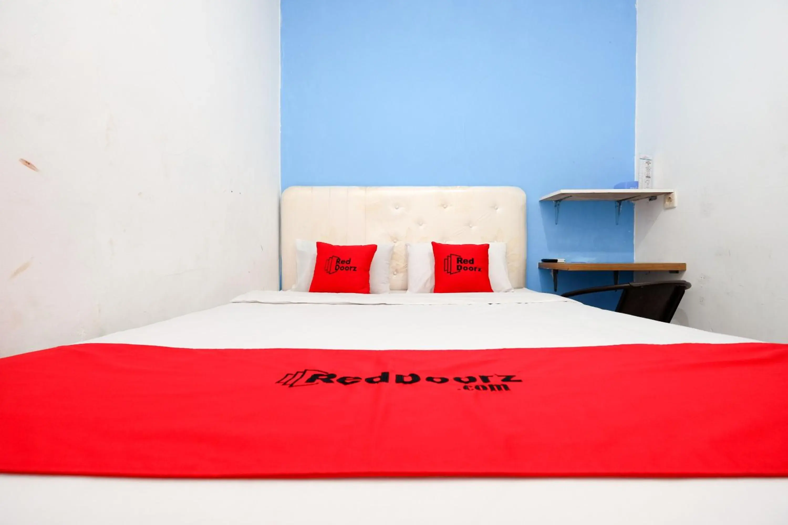 Bedroom in RedDoorz Near Kota Lama Semarang Bedroom in RedDoorz Near Kota Lama Semarang