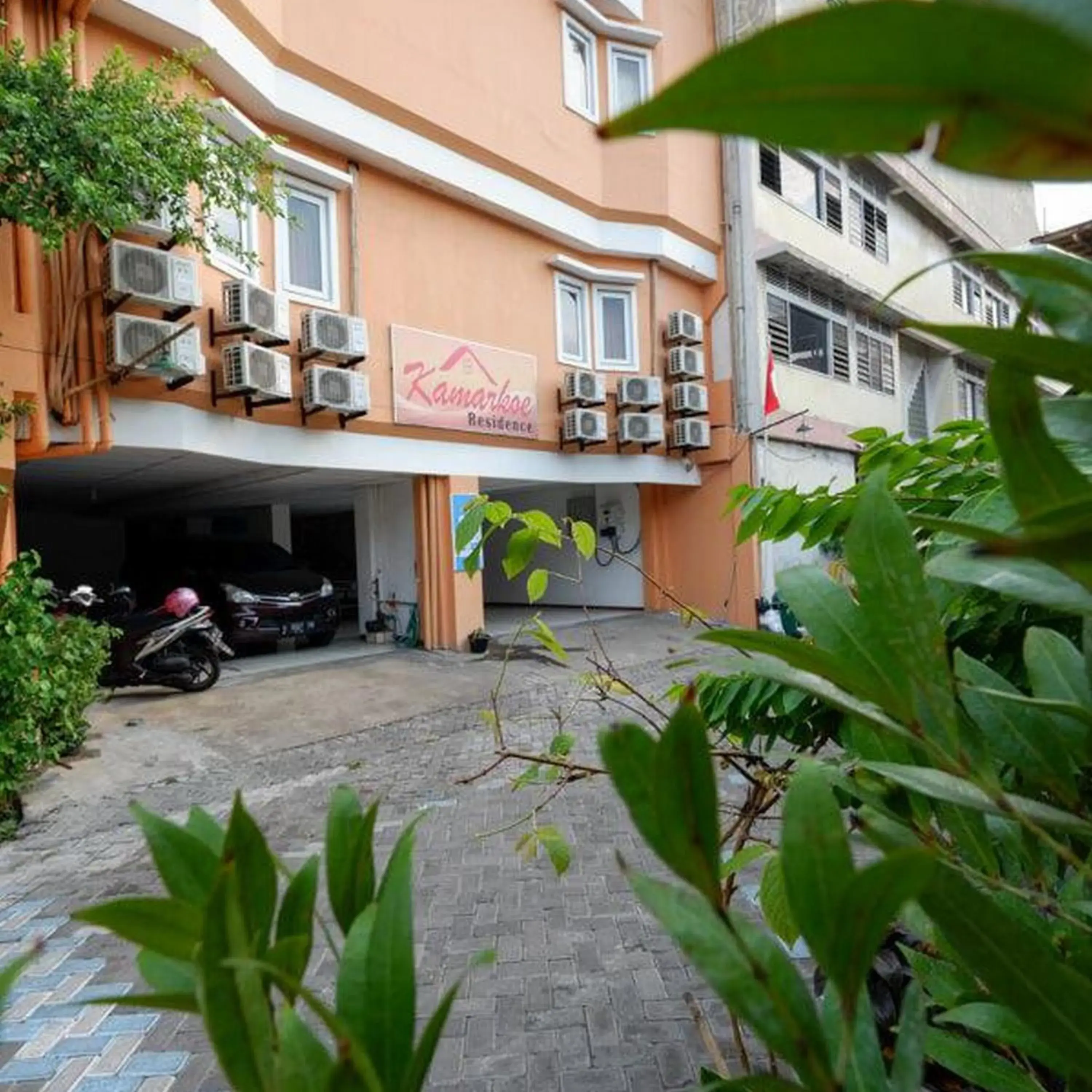 Facade/entrance in RedDoorz Near Kota Lama Semarang Facade/entrance in RedDoorz Near Kota Lama Semarang