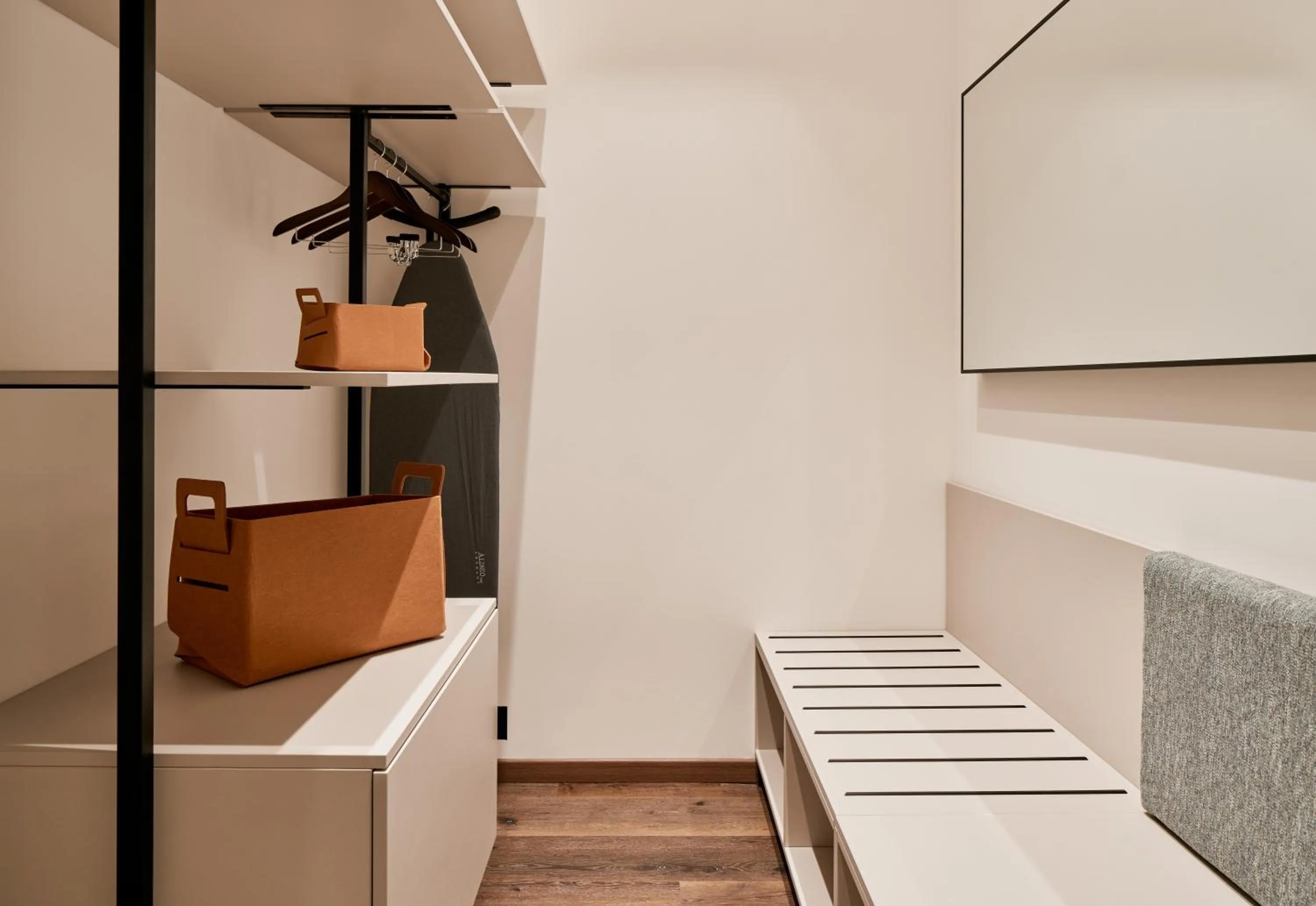 URBANAUTS STUDIOS Minelli