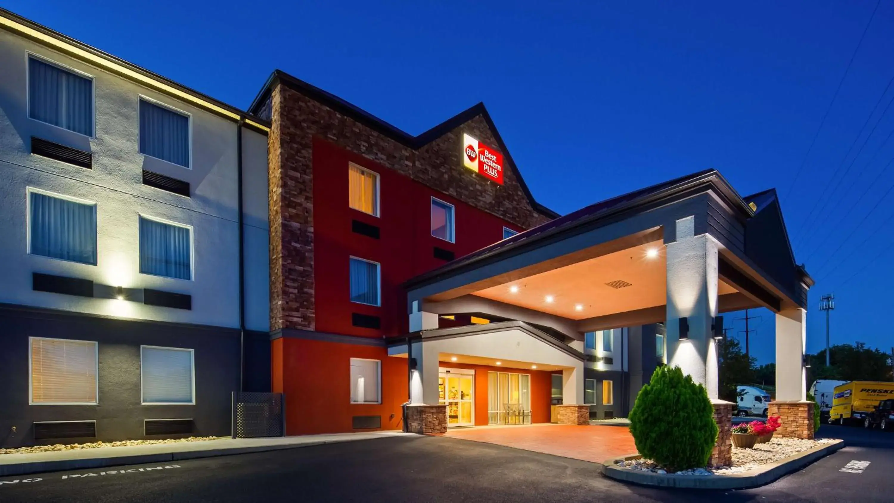 Property building in Best Western Plus New Cumberland Property building in Best Western Plus New Cumberland
