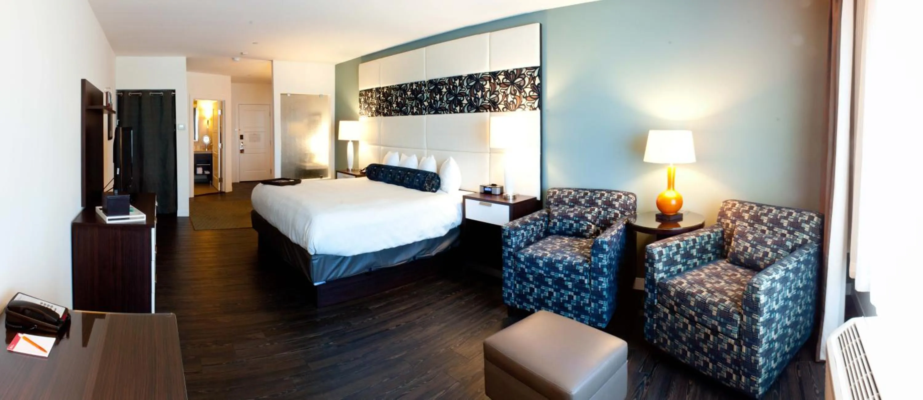 Photo of the whole room, Bed in Hotel Indigo Waco by IHG