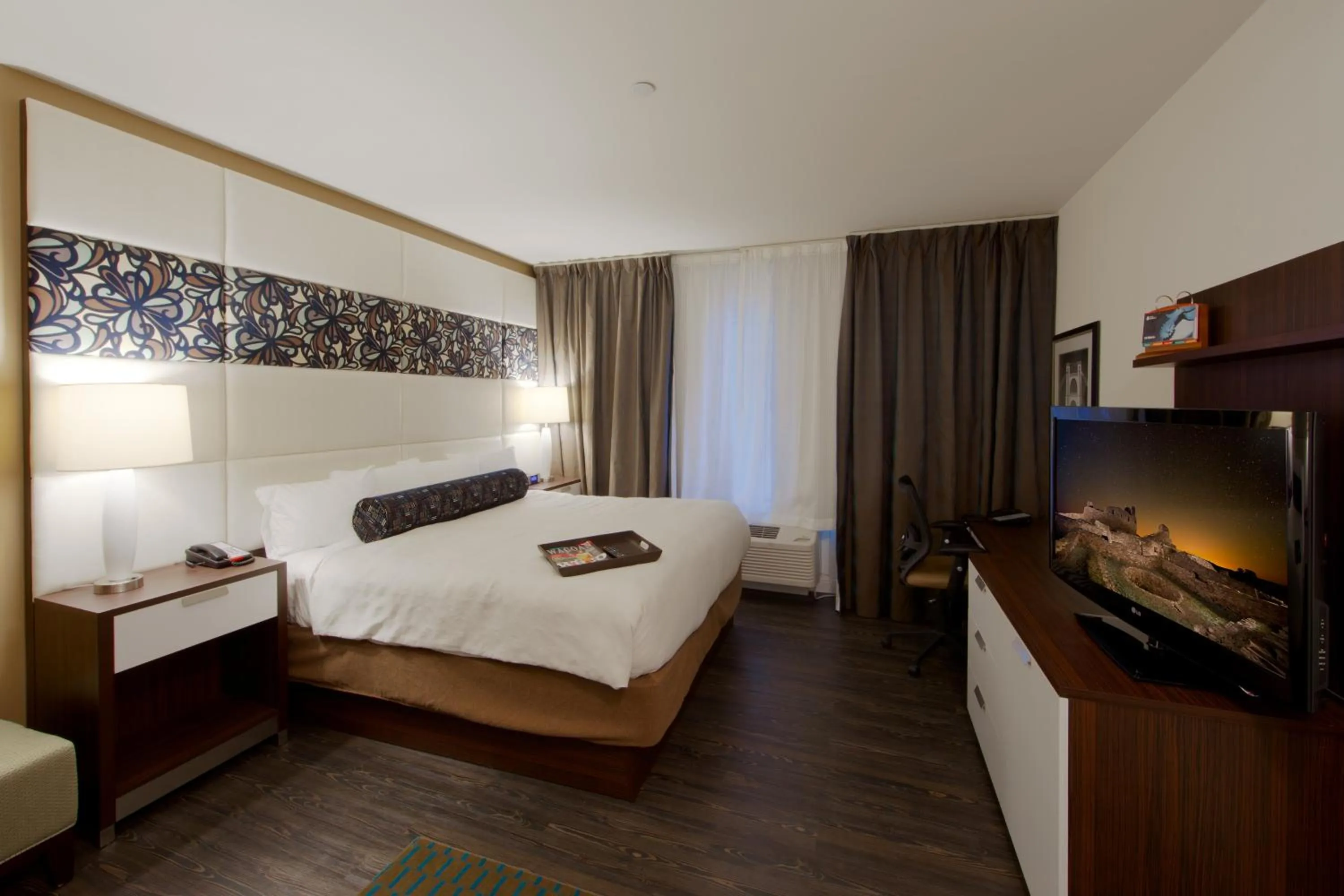 Photo of the whole room, Bed in Hotel Indigo Waco by IHG