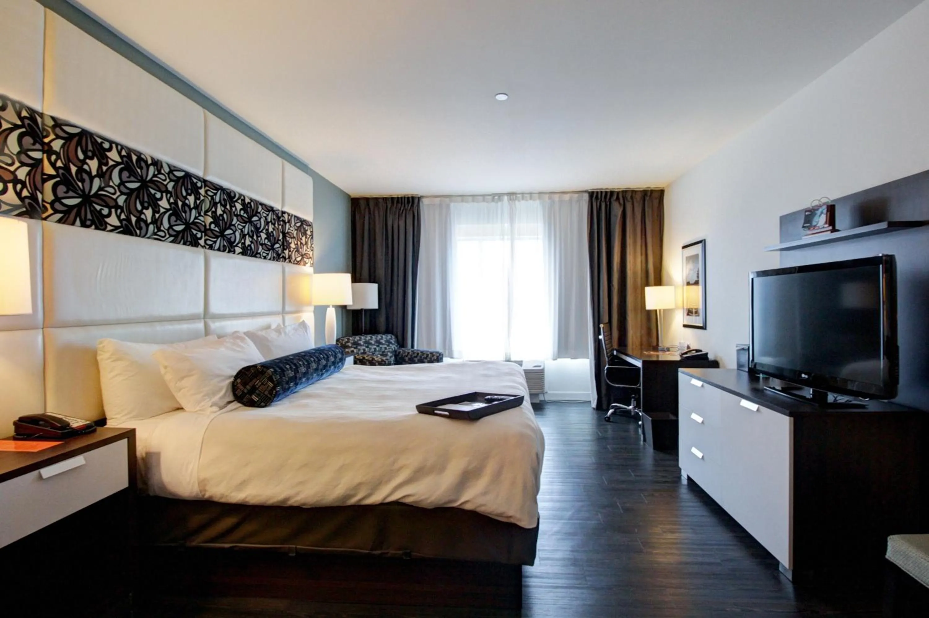 Photo of the whole room, Bed in Hotel Indigo Waco by IHG